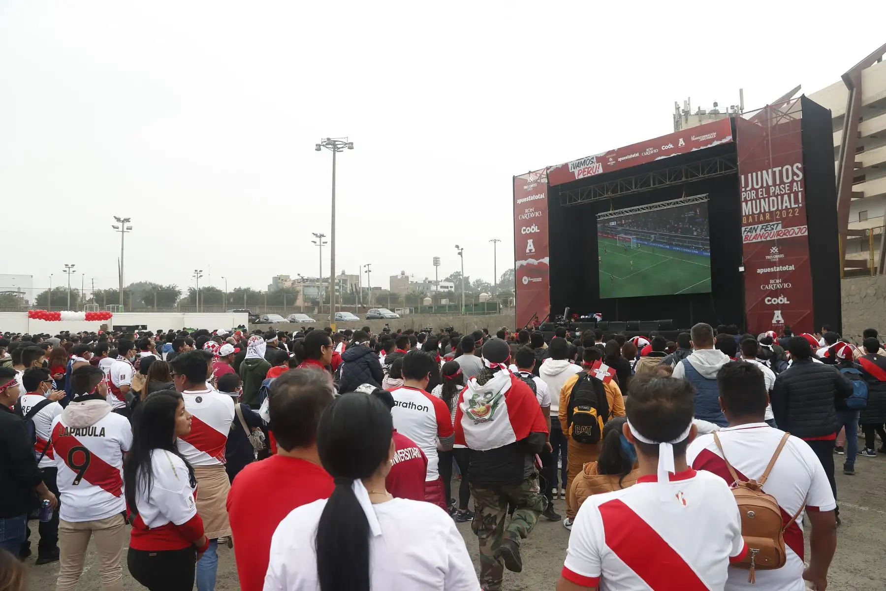 Hinchas de la Selección peruana se concentran en la explanada del Estadio Monumental a pocas horas del partido de repechaje ante Australia rumbo a Qatar 2022. 
Foto: ANDINA/Renato Pajuelo