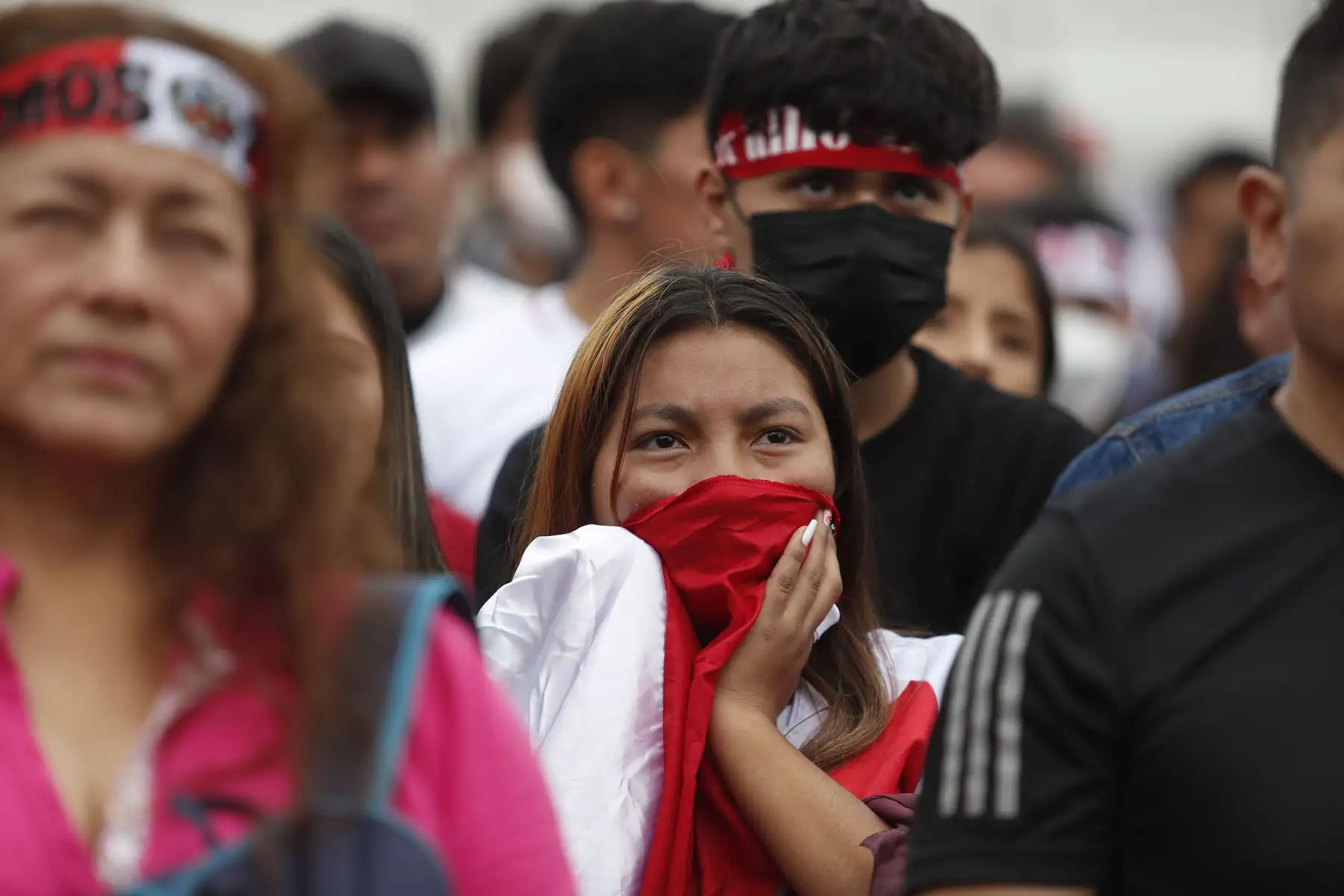 Hinchas de la Selección peruana se concentran en la explanada del Estadio Monumental a pocas horas del partido de repechaje ante Australia rumbo a Qatar 2022. 
Foto: ANDINA/Renato Pajuelo