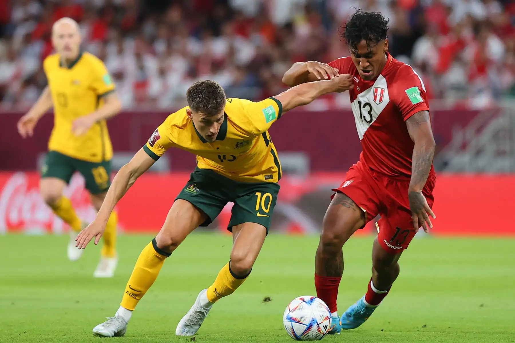 El jugador peruano Renato Tapia disputa el balón con el jugador  australiano  durante un encuentro entre Perú y Australia para el pase al Mundial de fútbol de Catar 2022.
Foto: AFP