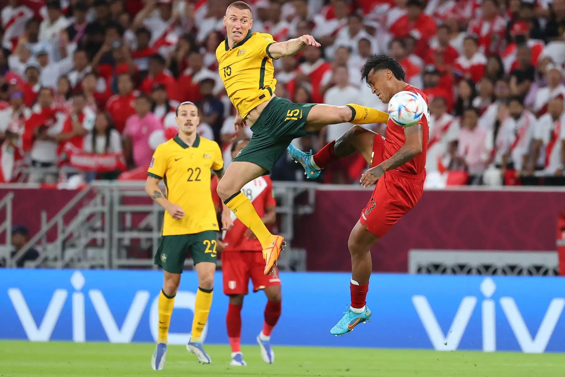El delantero de Australia Mitchell Duke  disputa el  balón con el jugador de Perú Renato Tapia  durante el partido de play-offs entre confederaciones de la Copa Mundial de la FIFA 2022 entre Australia y Perú.
Foto: AFP