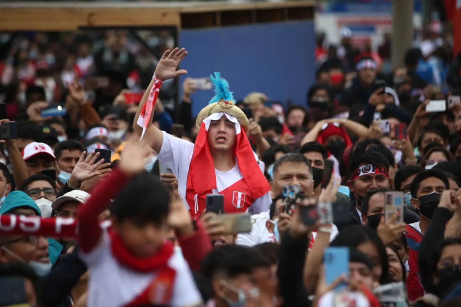 Hinchas de la Selección peruana se concentran en el Centro Comercial Plaza Norte a pocas horas del partido de repechaje ante Australia rumbo a Qatar 2022. 
Foto: ANDINA/Carla Patiño