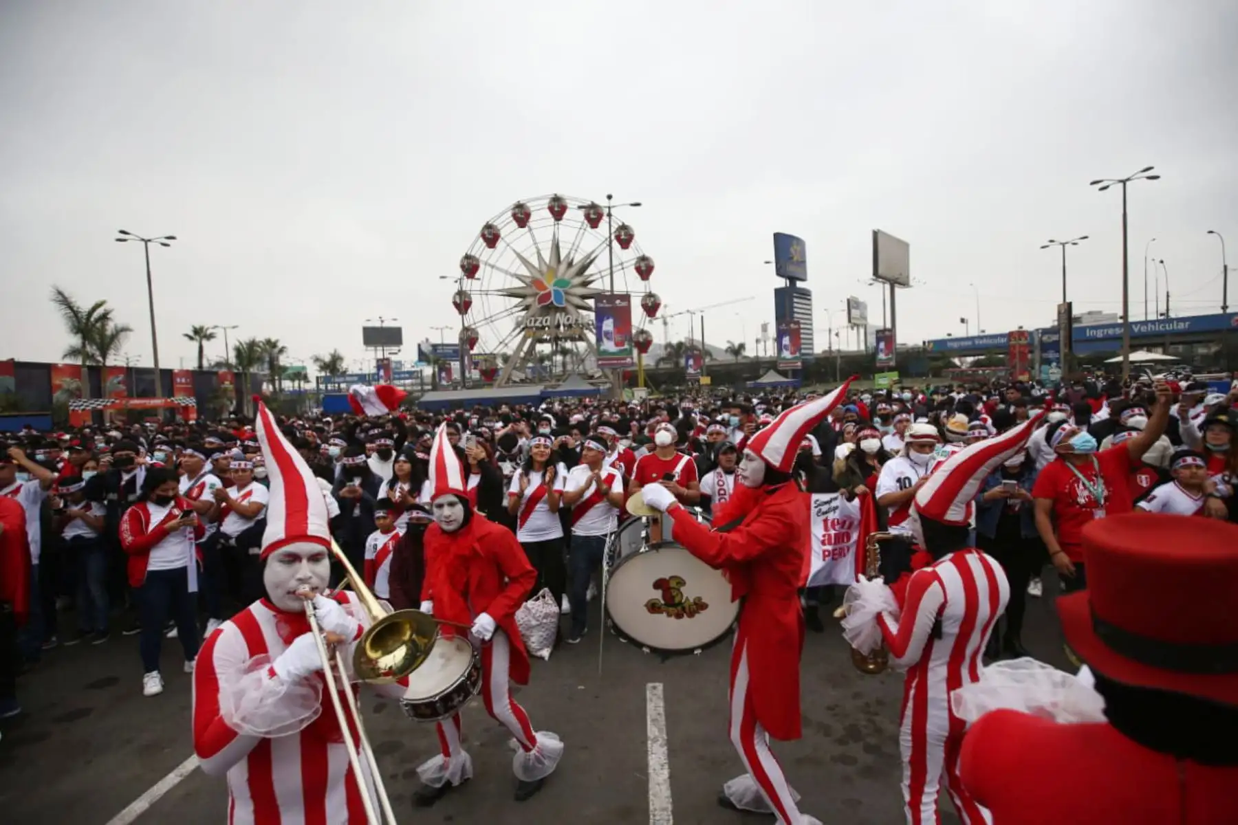 Hinchas de la Selección peruana se concentran en el Centro Comercial Plaza Norte a pocas horas del partido de repechaje ante Australia rumbo a Qatar 2022. 
Foto: ANDINA/Carla Patiño
