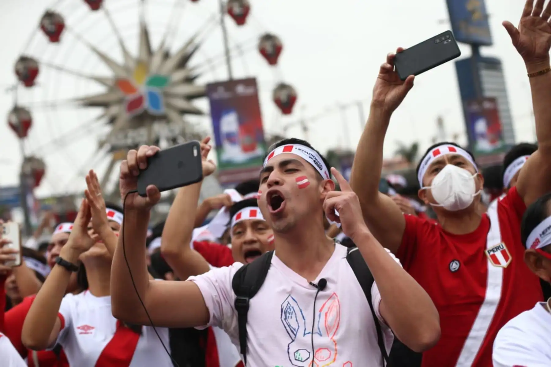 Hinchas de la Selección peruana se concentran en el Centro Comercial Plaza Norte a pocas horas del partido de repechaje ante Australia rumbo a Qatar 2022. 
Foto: ANDINA/Carla Patiño
