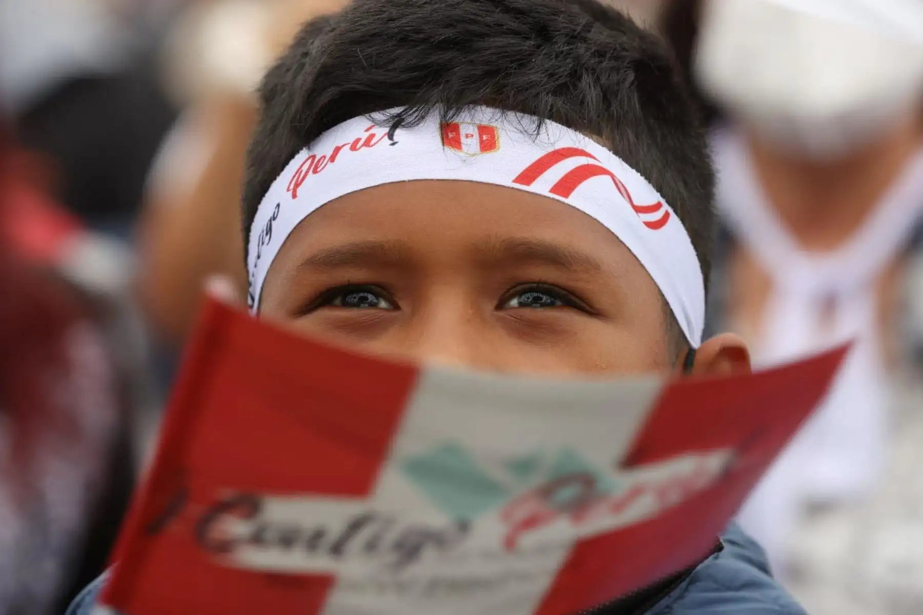 Con gran algarabía hinchas de la Selección peruana se concentran en la plaza de armas Isabel La Católica del distrito Bellavista en el Callao  a pocas horas del partido de repechaje ante Australia rumbo a Qatar 2022. 
Foto: ANDINA/Melina Mejía