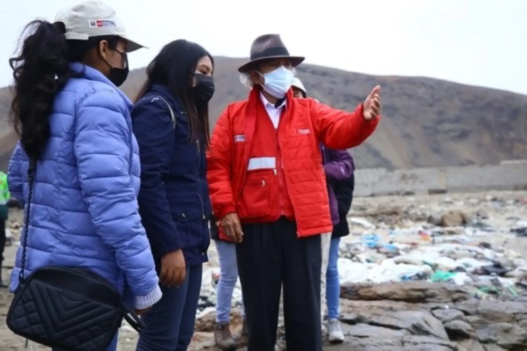 Ministro del Ambiente y expertos de universidad norteamericana visitando las playas de Ventanilla y Ancón.
