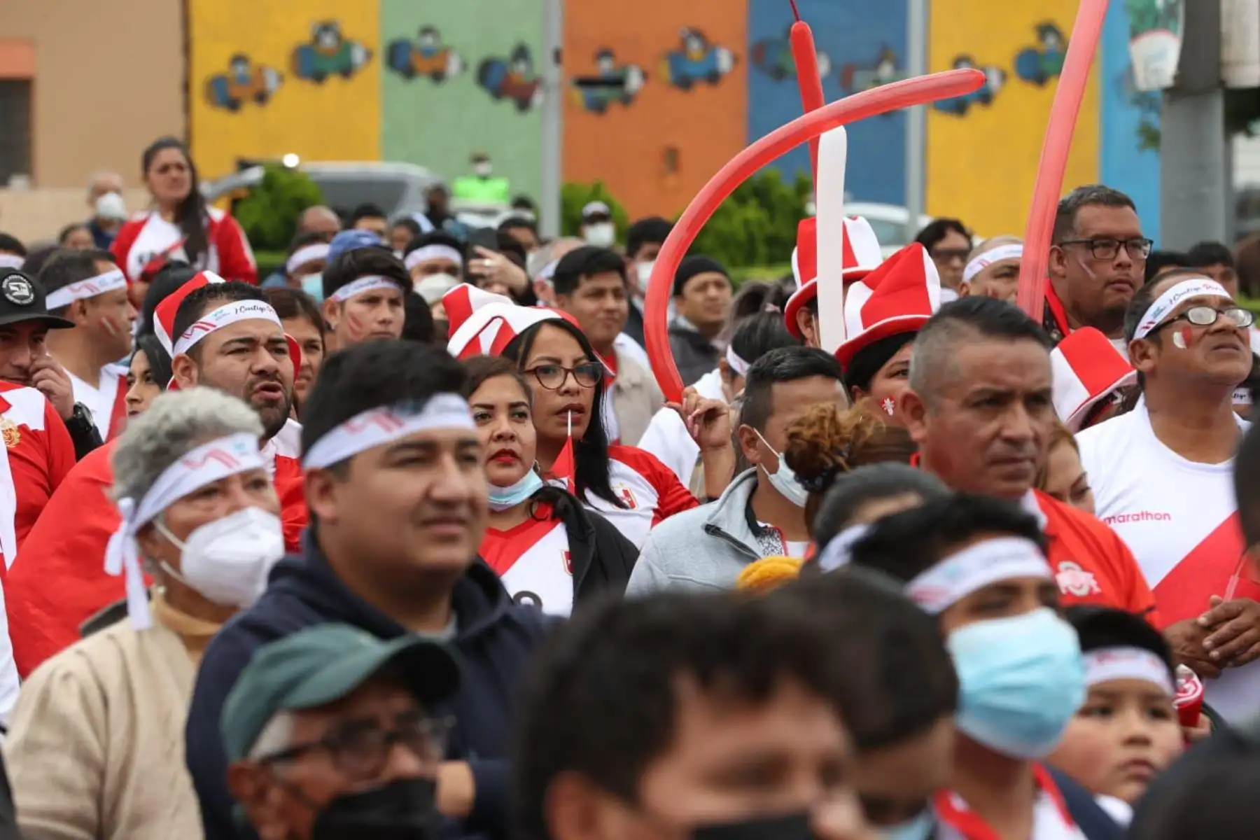 Con gran algarabía hinchas de la Selección peruana se concentran en la plaza de armas Isabel La Católica del distrito Bellavista en el Callao  a pocas horas del partido de repechaje ante Australia rumbo a Qatar 2022. 
Foto: ANDINA/Melina Mejía