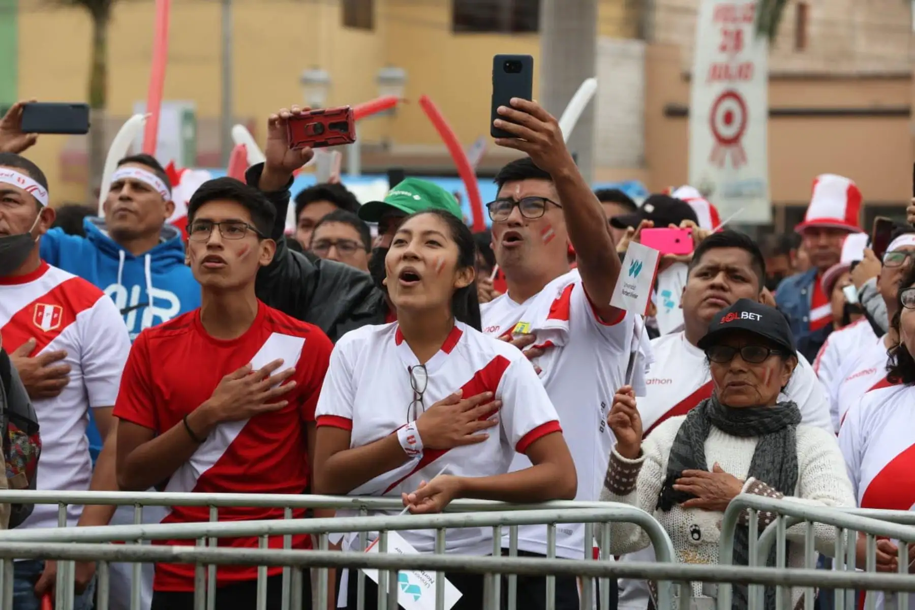 Con gran algarabía hinchas de la Selección peruana se concentran en la plaza de armas Isabel La Católica del distrito Bellavista en el Callao  a pocas horas del partido de repechaje ante Australia rumbo a Qatar 2022. 
Foto: ANDINA/Melina Mejía