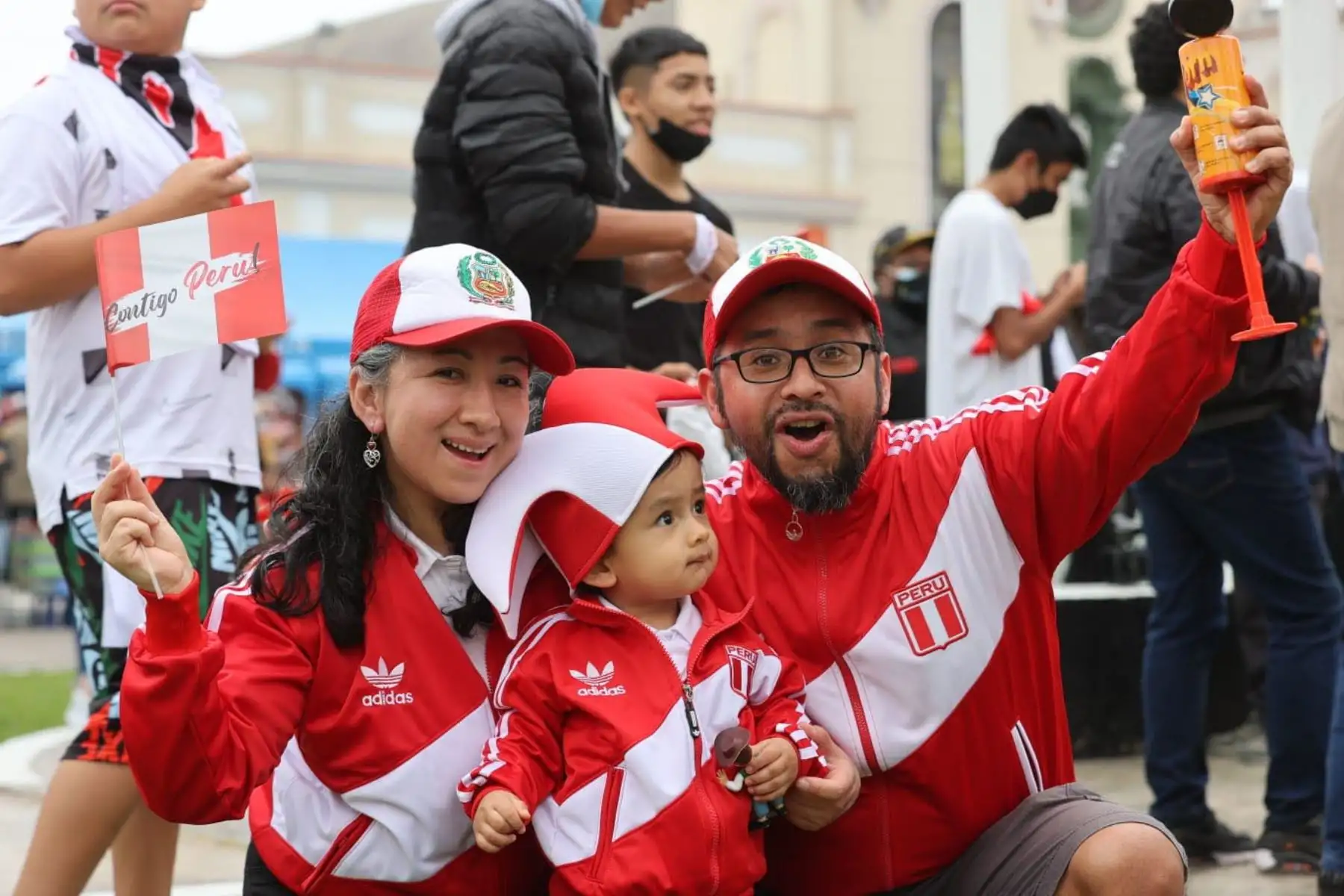 Con gran algarabía hinchas de la Selección peruana se concentran en la plaza de armas Isabel La Católica del distrito Bellavista en el Callao  a pocas horas del partido de repechaje ante Australia rumbo a Qatar 2022. 
Foto: ANDINA/Melina Mejía