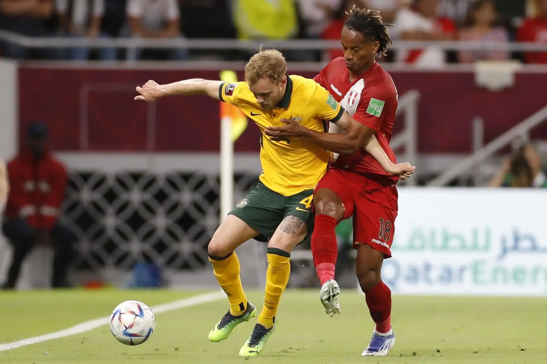 El extremo peruano André Carrillo pelea una posesión con el lateral australiano Rhyan Grant durante un encuentro entre Perú y Australia para el pase al Mundial de fútbol de Catar 2022.Foto: EFE