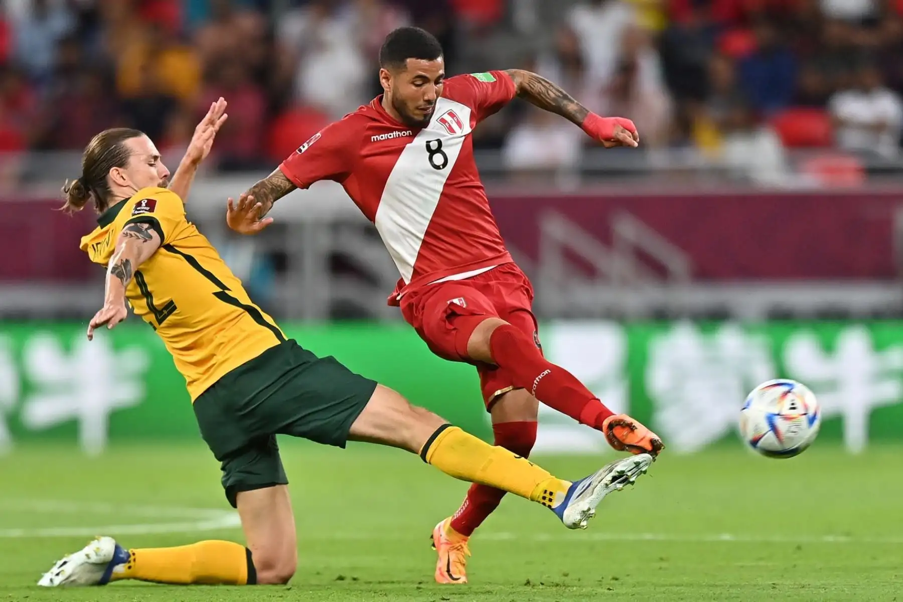 Jackson Irvine de Australia en acción contra Sergio Peña de Perú durante el partido clasificatorio para el  Mundial de la FIFA 2022  en Al Rayyan, Qatar. Foto: EFE