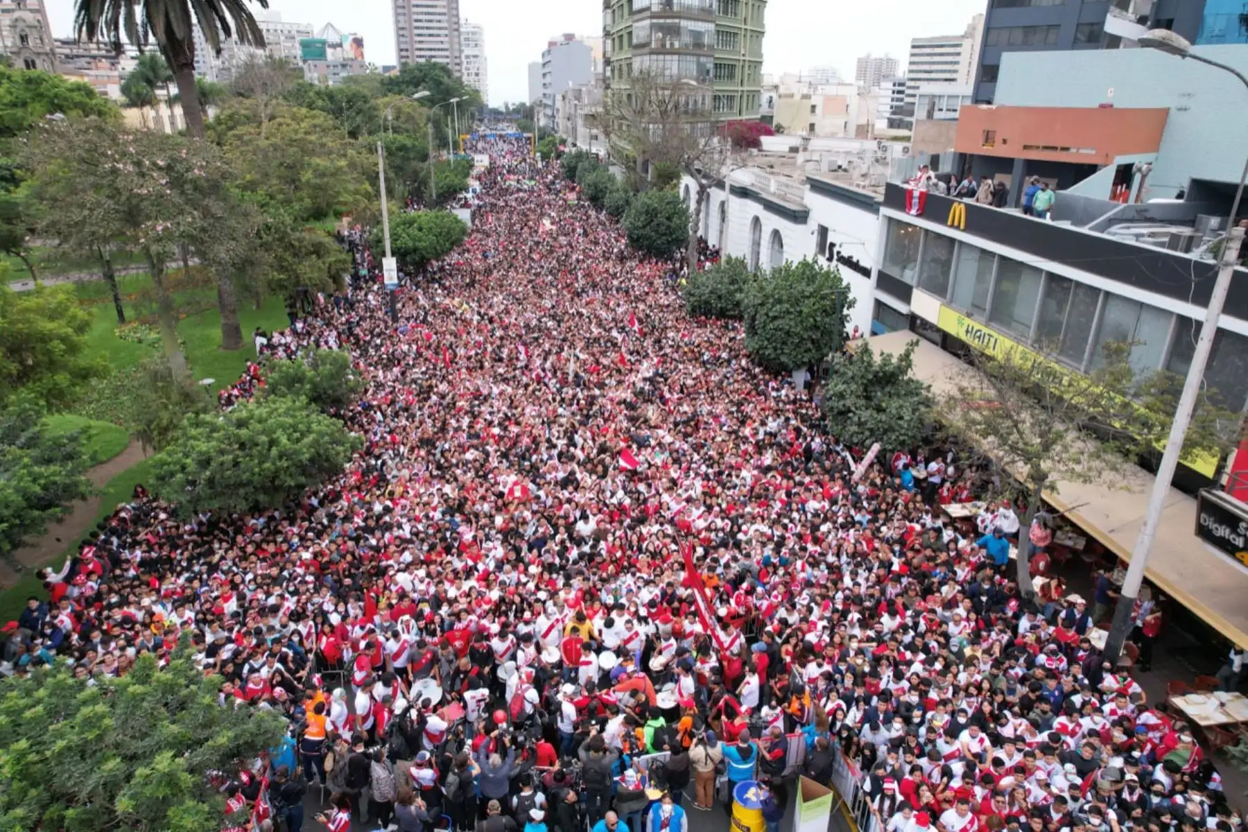 Cientos de hinchas llegaron al parque Kennedy de Miraflores para alentar a la Selección Peruana a pocas horas del partido de repechaje ante Australia rumbo a Qatar 2022. 
Foto: ANDINA/Andrés Valle