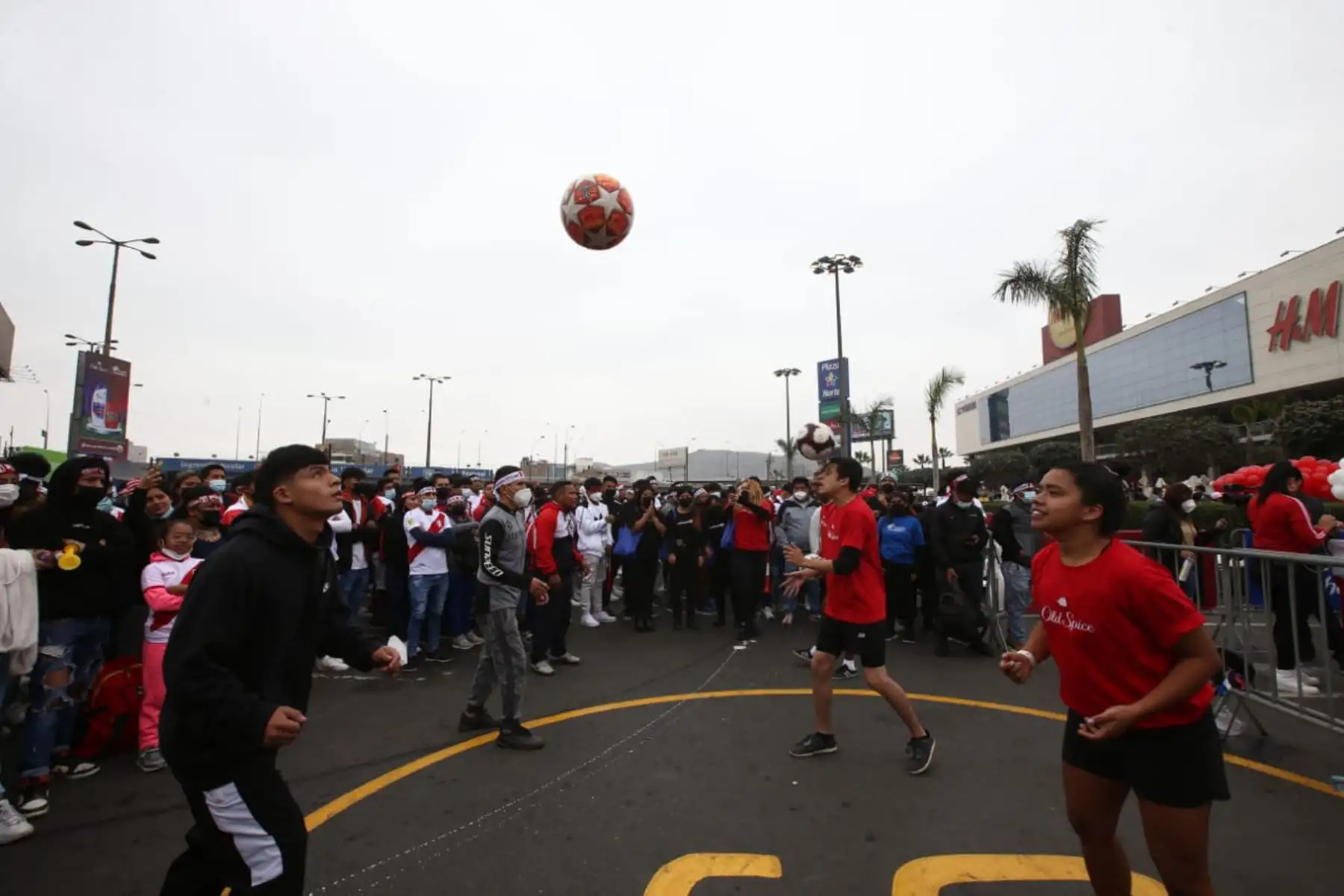 Hinchas de la Selección peruana se concentran en el Centro Comercial Plaza Norte a pocas horas del partido de repechaje ante Australia rumbo a Qatar 2022. 
Foto: ANDINA/Carla Patiño