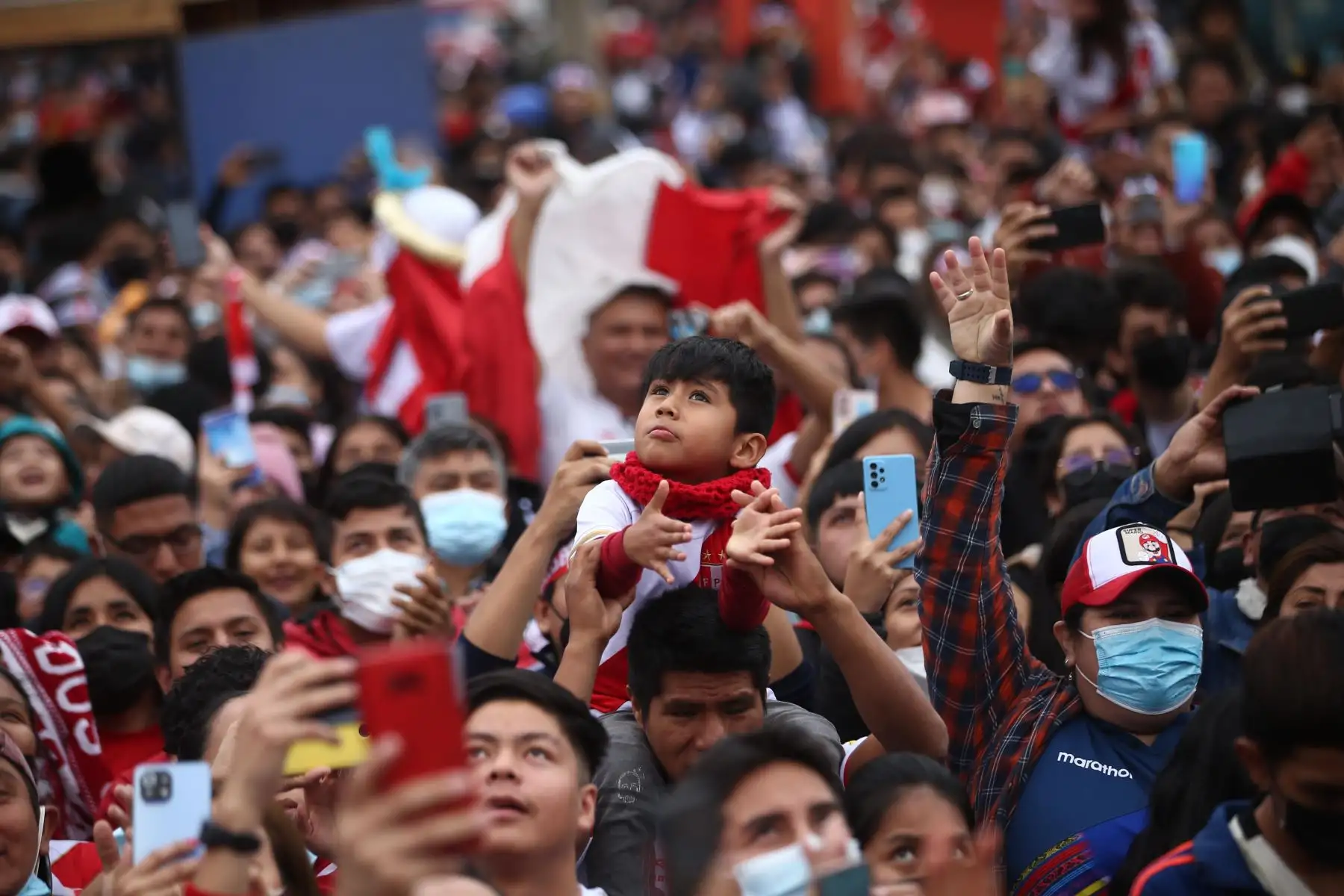 Hinchas de la Selección peruana se concentran en el Centro Comercial Plaza Norte a pocas horas del partido de repechaje ante Australia rumbo a Qatar 2022. 
Foto: ANDINA/Carla Patiño