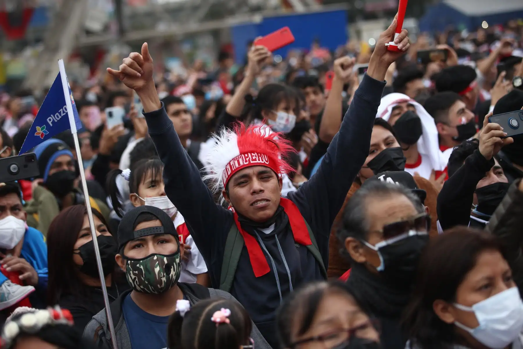 Hinchas de la Selección peruana se concentran en el Centro Comercial Plaza Norte a pocas horas del partido de repechaje ante Australia rumbo a Qatar 2022. 
Foto: ANDINA/Carla Patiño