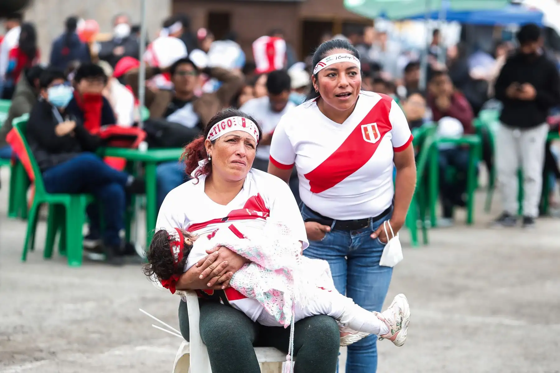 Hinchas de la Selección peruana se concentran en la explanada del Estadio Monumental a pocas horas del partido de repechaje ante Australia rumbo a Qatar 2022. 
Foto: ANDINA/Renato Pajuelo