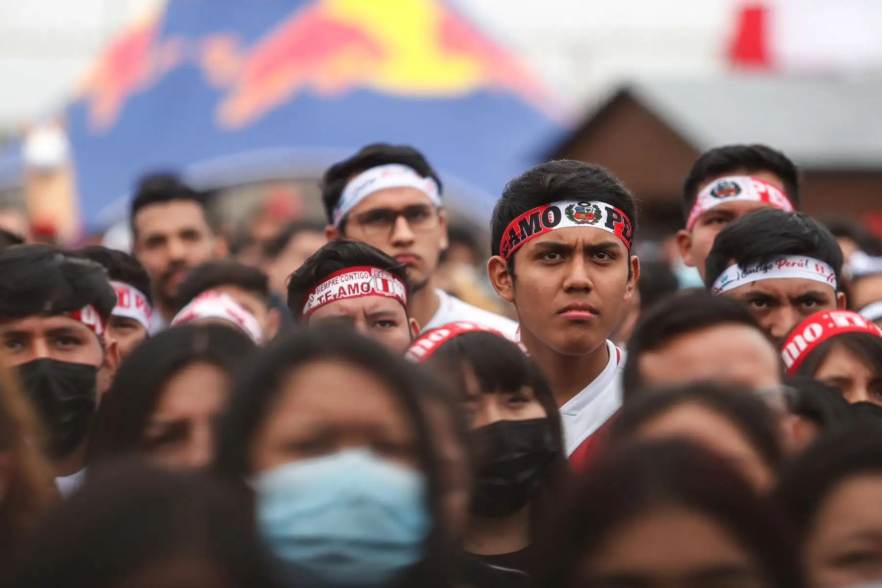 Hinchas de la Selección peruana se concentran en la explanada del Estadio Monumental a pocas horas del partido de repechaje ante Australia rumbo a Qatar 2022. 
Foto: ANDINA/Renato Pajuelo