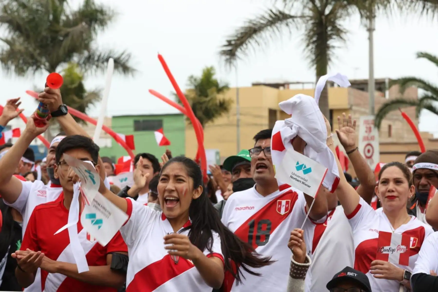 Con gran algarabía hinchas de la Selección peruana se concentran en la plaza de armas Isabel La Católica del distrito Bellavista en el Callao  a pocas horas del partido de repechaje ante Australia rumbo a Qatar 2022. 
Foto: ANDINA/Melina Mejía