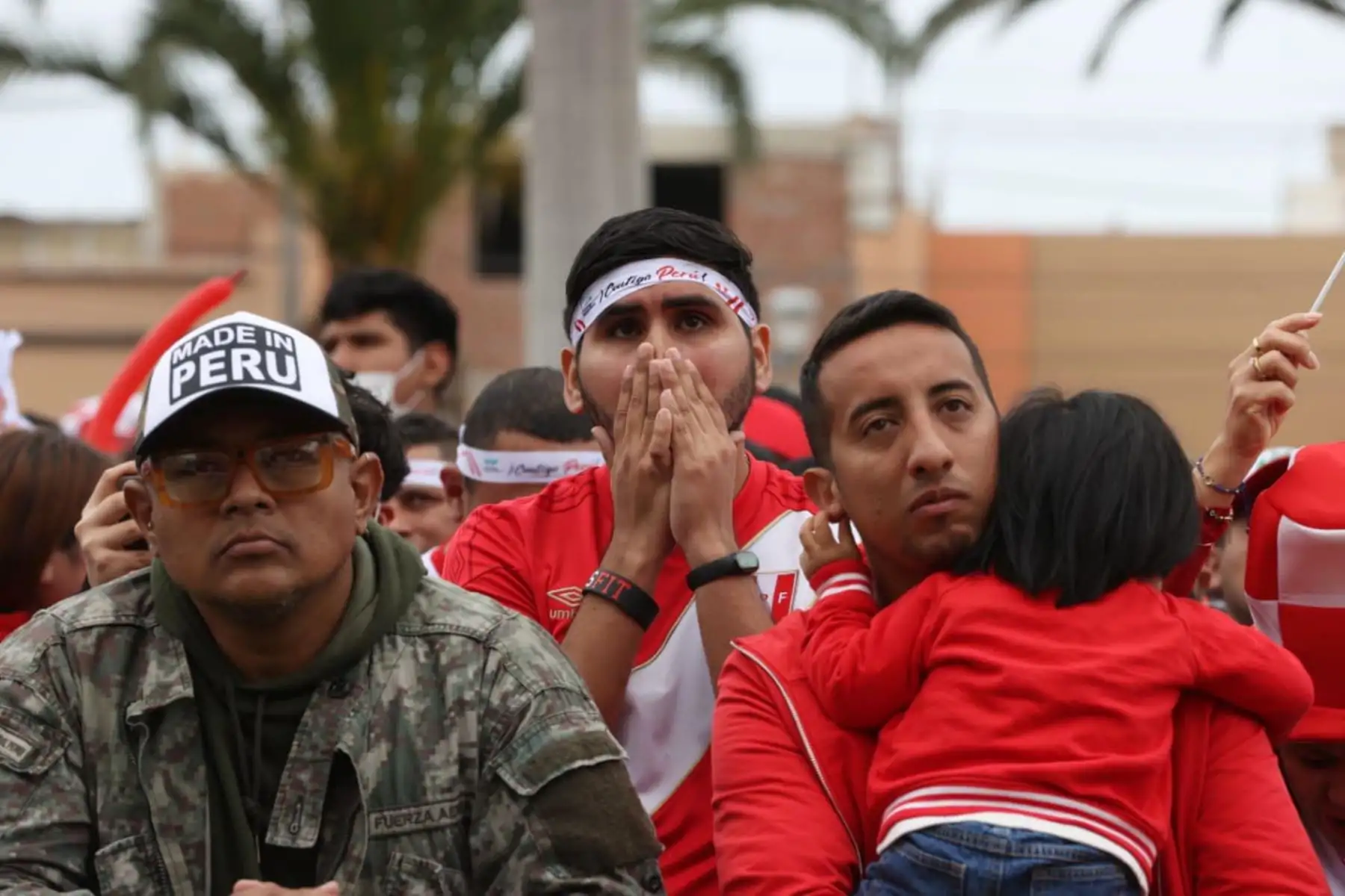 Hinchas de la Selección peruana se concentran en la plaza de armas Isabel La Católica del distrito Bellavista en el Callao  a pocas horas del partido de repechaje ante Australia rumbo a Qatar 2022. 
Foto: ANDINA/Melina Mejía