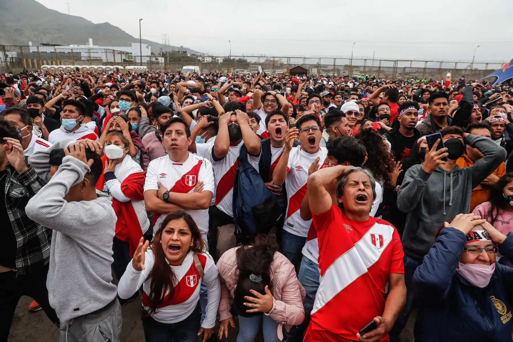 Hinchas de la Selección peruana se concentran en la explanada del Estadio Monumental a pocas horas del partido de repechaje ante Australia rumbo a Qatar 2022. 
Foto: ANDINA/Renato Pajuelo