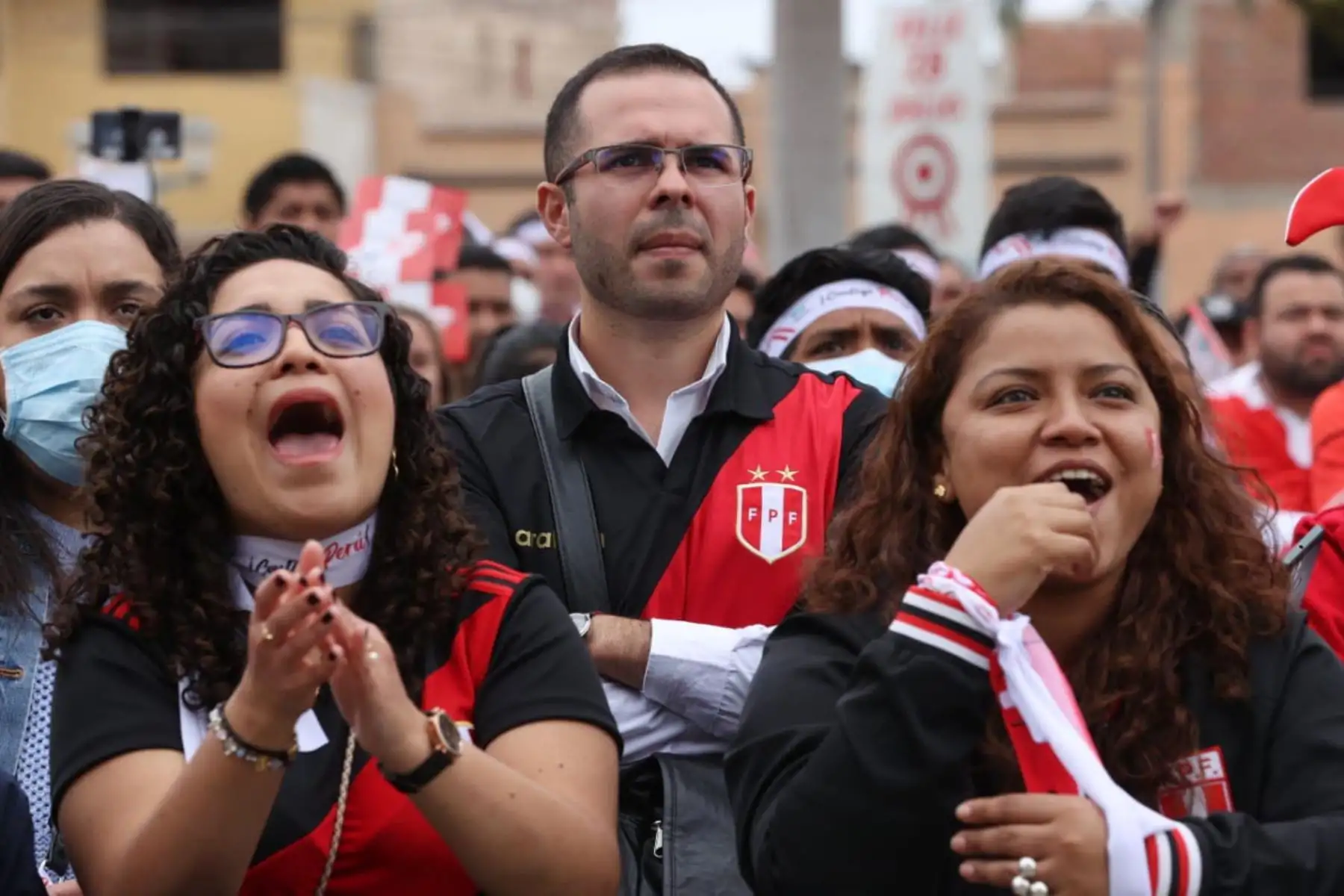 Con gran algarabía hinchas de la Selección peruana se concentran en la plaza de armas Isabel La Católica del distrito Bellavista en el Callao  a pocas horas del partido de repechaje ante Australia rumbo a Qatar 2022. 
Foto: ANDINA/Melina Mejía