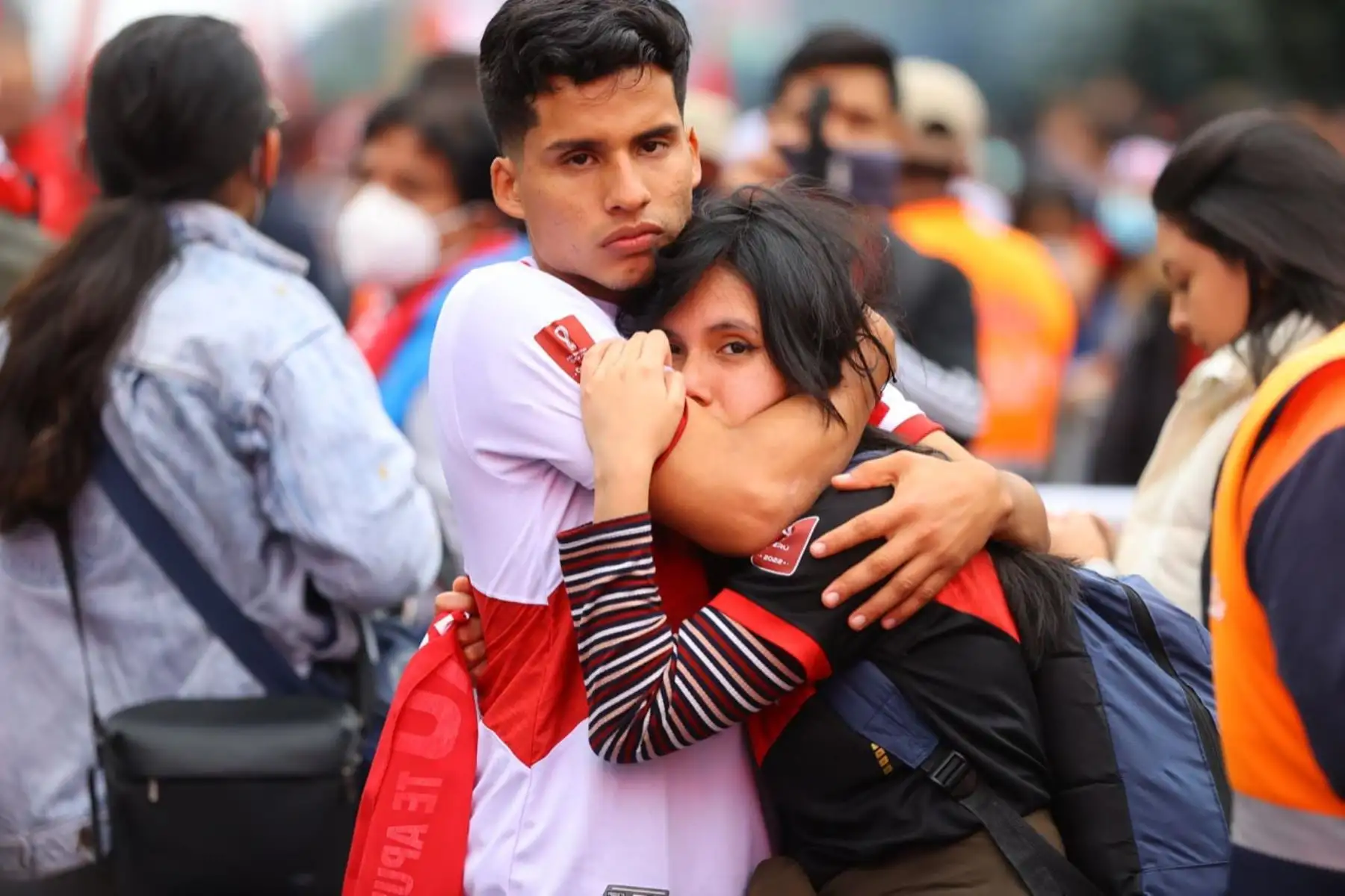 Rostros de tristeza de hinchas peruanos tras el resultado negativo de la Selección Peruana que no logró clasificar a la Copa del Mundo Catar 2022. En la imagen, hinchas en el parque  Kennedy de Miraflores.
Foto: ANDINA/Andrés Valle
