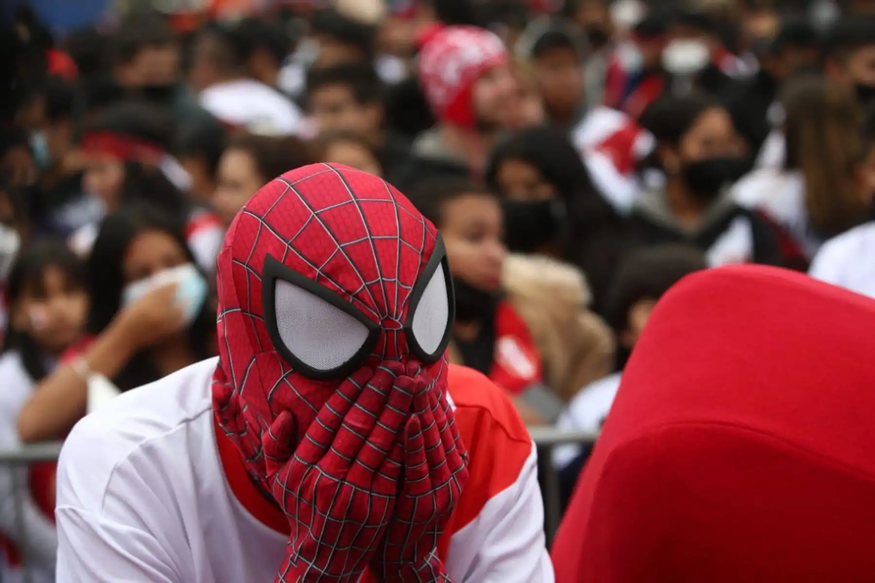 Rostros de tristeza de hinchas peruanos tras el resultado negativo de la Selección Peruana que no logró clasificar a la Copa del Mundo Catar 2022. En la imagen, hinchas en Plaza Norte de Lima. 
Foto: ANDINA/Carla Patiño
