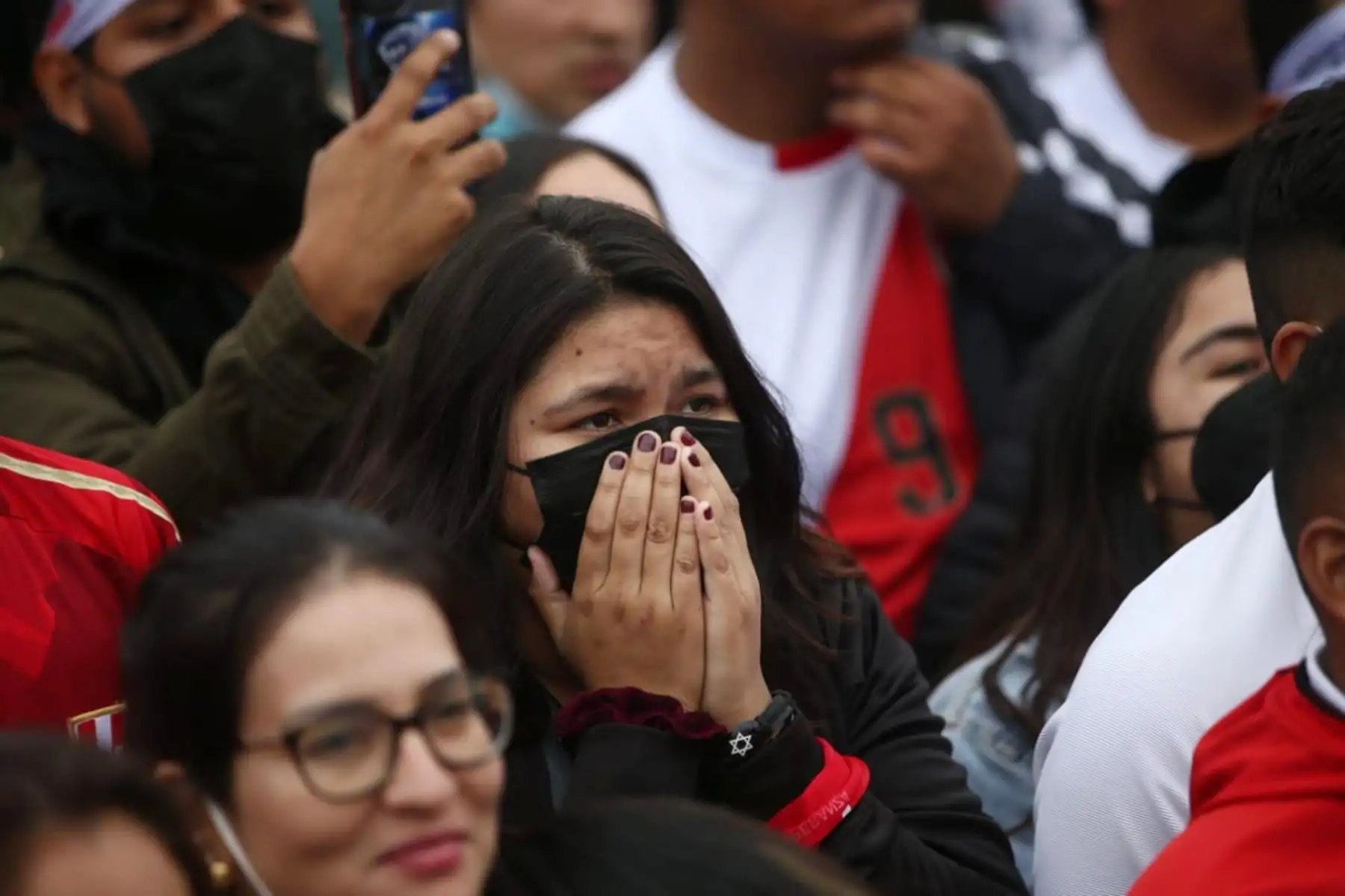 Rostros de tristeza de hinchas peruanos tras el resultado negativo de la Selección Peruana que no logró clasificar a la Copa del Mundo Catar 2022. En la imagen, hinchas en Plaza Norte de Lima. 
Foto: ANDINA/Carla Patiño