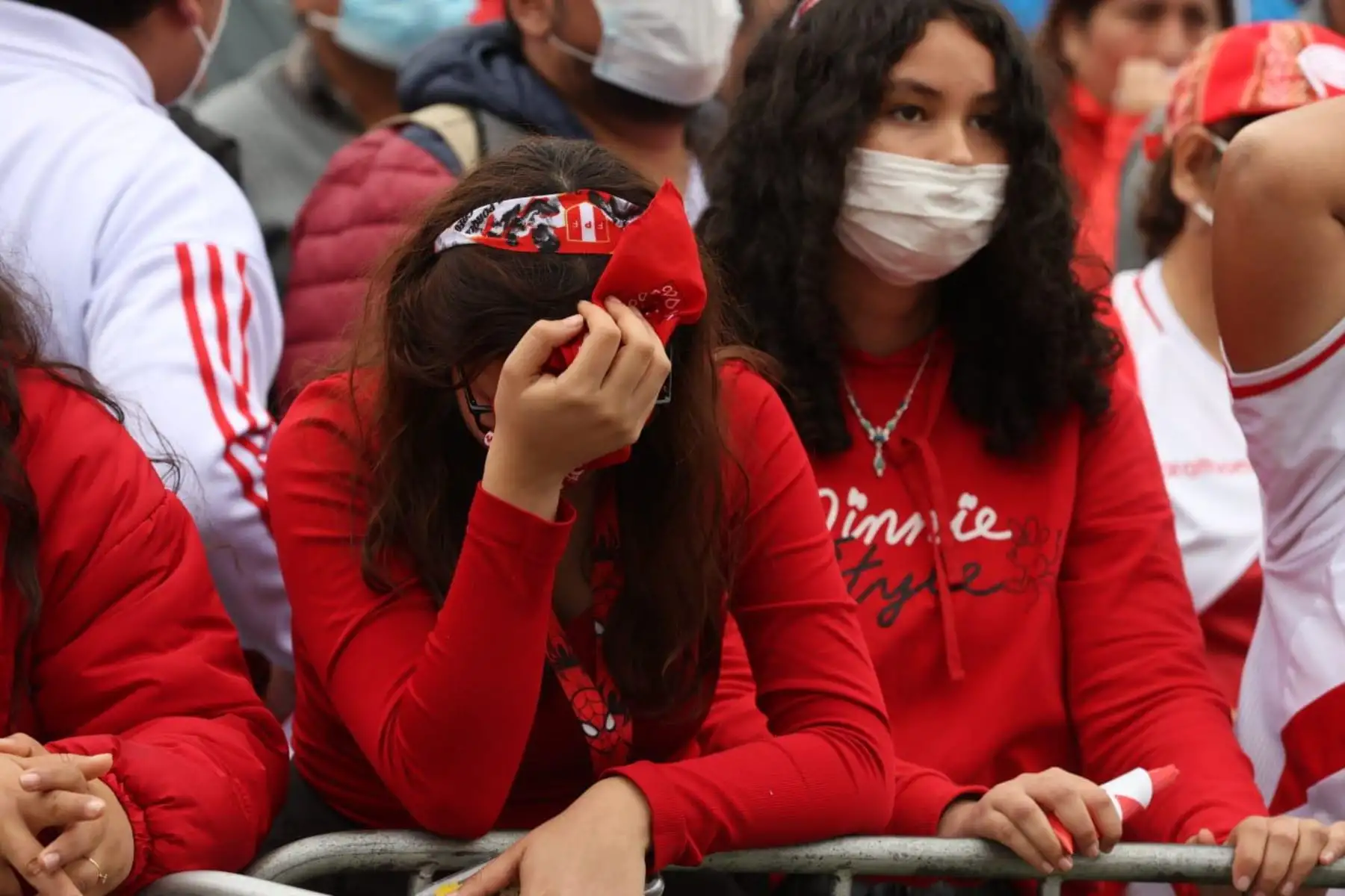 Rostros de tristeza de hinchas peruanos tras el resultado negativo de la Selección Peruana que no logró clasificar a la Copa del Mundo Catar 2022. En la imagen, hinchas en el parque  Kennedy de Miraflores. Hinchas se concentraron  en la plaza de armas Isabel La Católica del distrito Bellavista en el Callao.
Foto: ANDINA/Melina Mejía