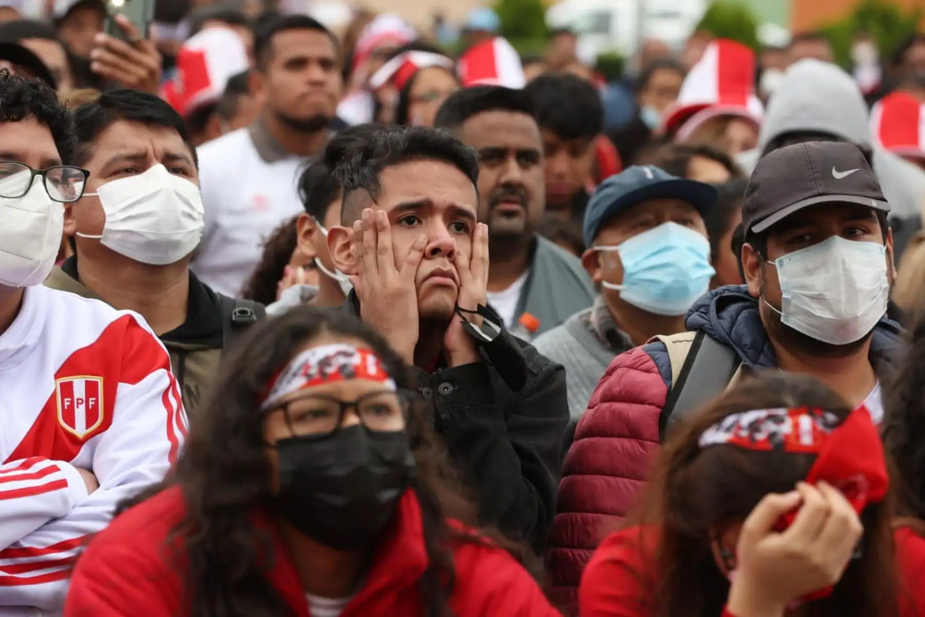 Rostros de tristeza de hinchas peruanos tras el resultado negativo de la Selección Peruana que no logró clasificar a la Copa del Mundo Catar 2022. En la imagen, hinchas en el parque  Kennedy de Miraflores. Hinchas se concentraron  en la plaza de armas Isabel La Católica del distrito Bellavista en el Callao.
Foto: ANDINA/ Melina Mejía