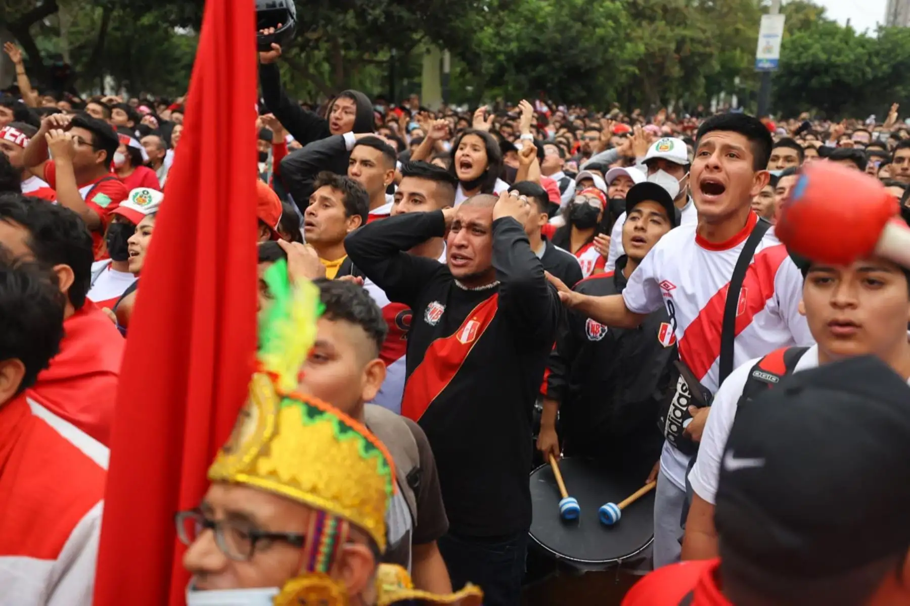 Rostros de tristeza de hinchas peruanos tras el resultado negativo de la Selección Peruana que no logró clasificar a la Copa del Mundo Catar 2022. En la imagen, hinchas en el estadio Monumental de Ate.
Foto: ANDINA/Renato Pajuelo
