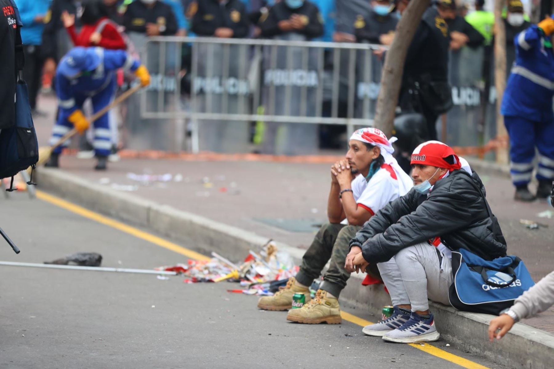 Hinchas se retiran de los puntos de concentración tras la eliminación del Perú
