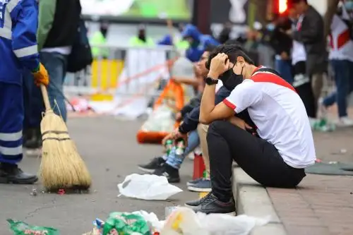Cientos de hinchas retornan a sus casas tras el partido de repechaje ante Australia rumbo a Qatar 2022. 
Foto: ANDINA/Andrés Valle