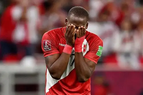 Un desconsolado Advíncula no soporta el dolor de fallar un penal y renuncia a la selección. Foto: EFE