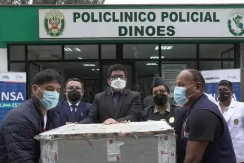 El titular de Salud, Jorge López Peña participó de la entrega simbólica de más de 500 vacunas contra la covid-19, influenza y otras pertenecientes al esquema regular de vacunación que servirá para inmunizar a más de 2,000 policías y sus familiares. ANDINA/ Minsa
