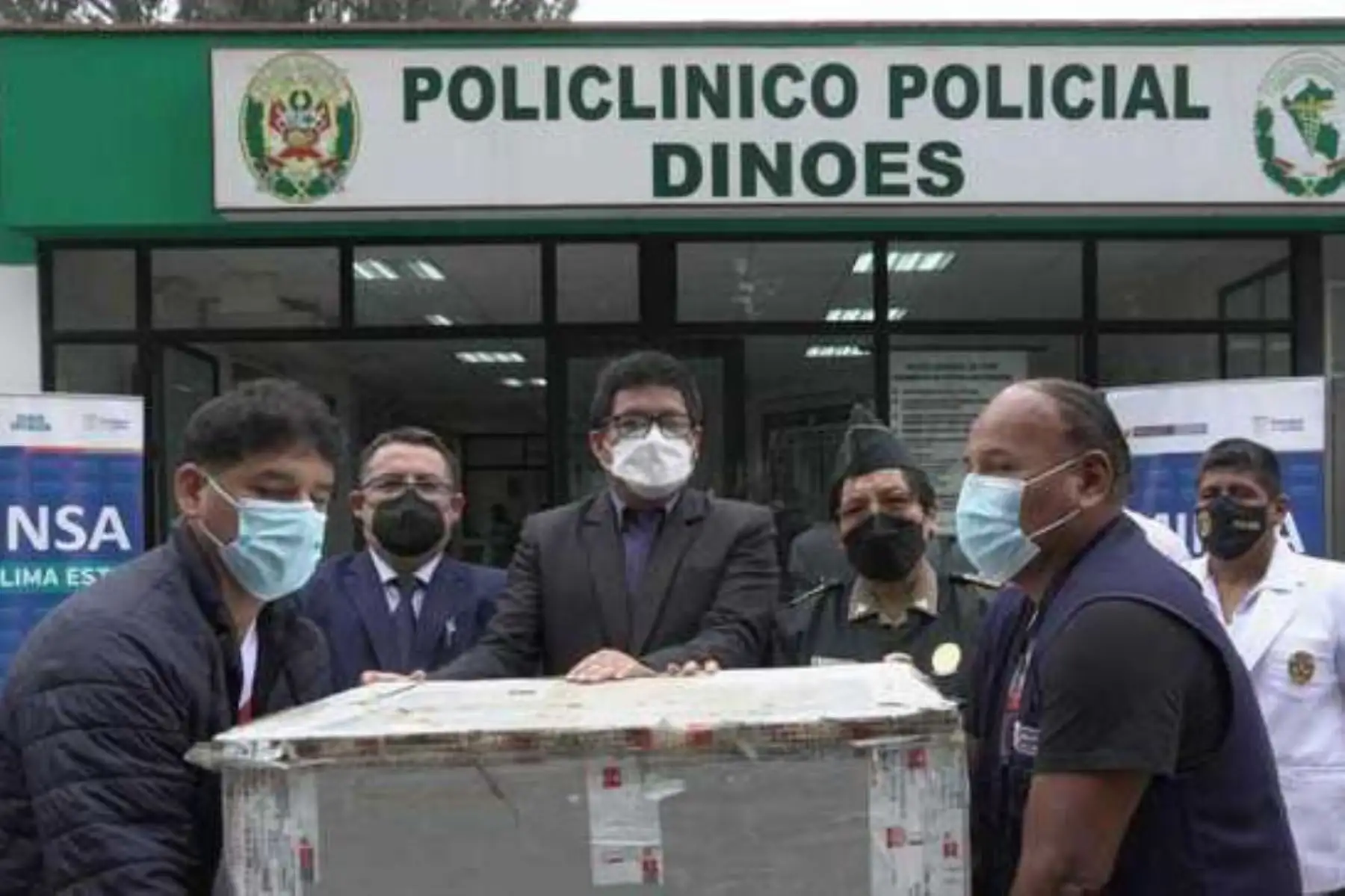 El titular de Salud, Jorge López Peña participó de la entrega simbólica de más de 500 vacunas contra la covid-19, influenza y otras pertenecientes al esquema regular de vacunación que servirá para inmunizar a más de 2,000 policías y sus familiares. ANDINA/ Minsa
