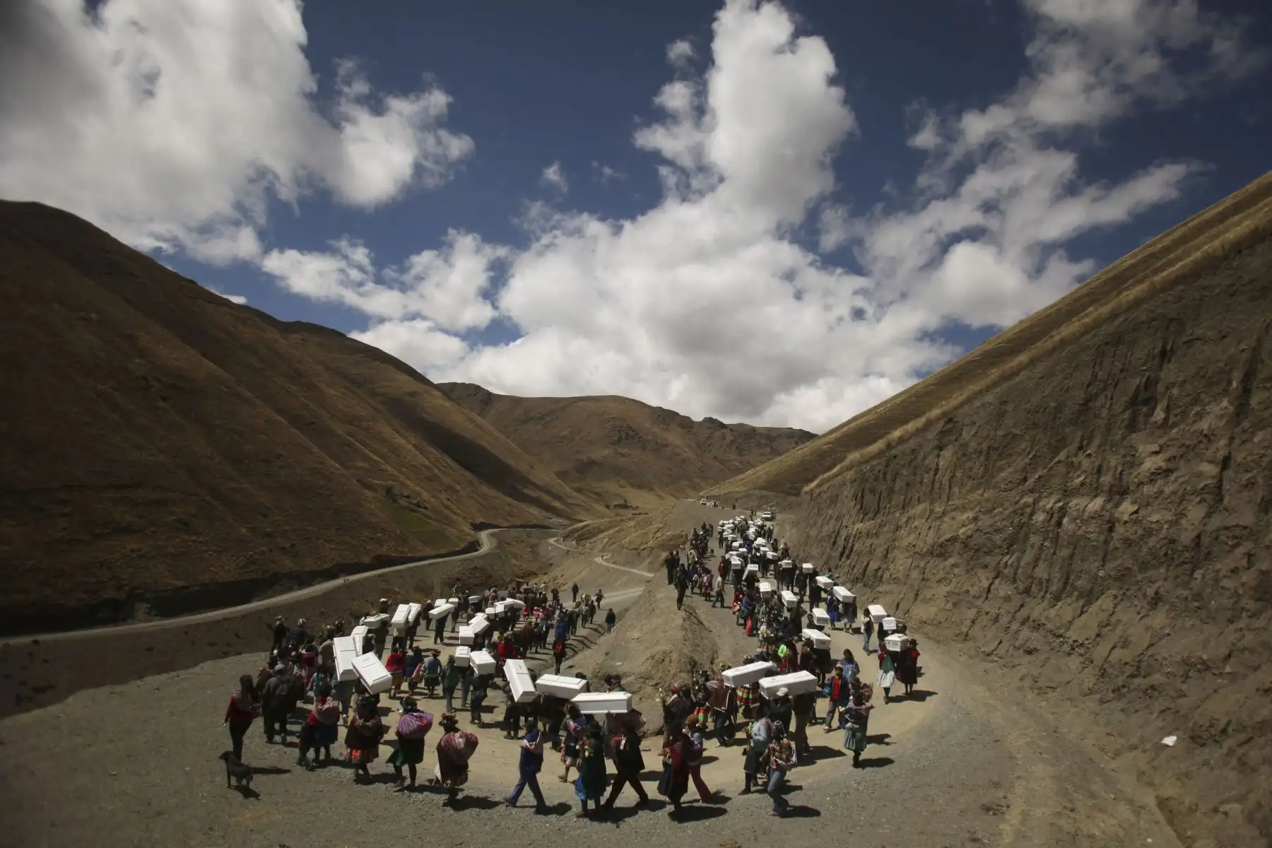 Perú el sábado, 29 de agosto de 2009. Personas llevan ataúdes que contienen restos de personas muertas en la masacre de 1984 durante su llegada a Putis, 
La comisión de la verdad designada por el gobierno de Perú dice que los militares masacraron a 123 personas en el pueblo de Putis en 1984, la mayor matanza masiva del sangriento enfrentamiento entre la guerrilla maoísta Sendero Luminoso y las fuerzas de seguridad. 
Foto: AP Photo/Martin Mejia