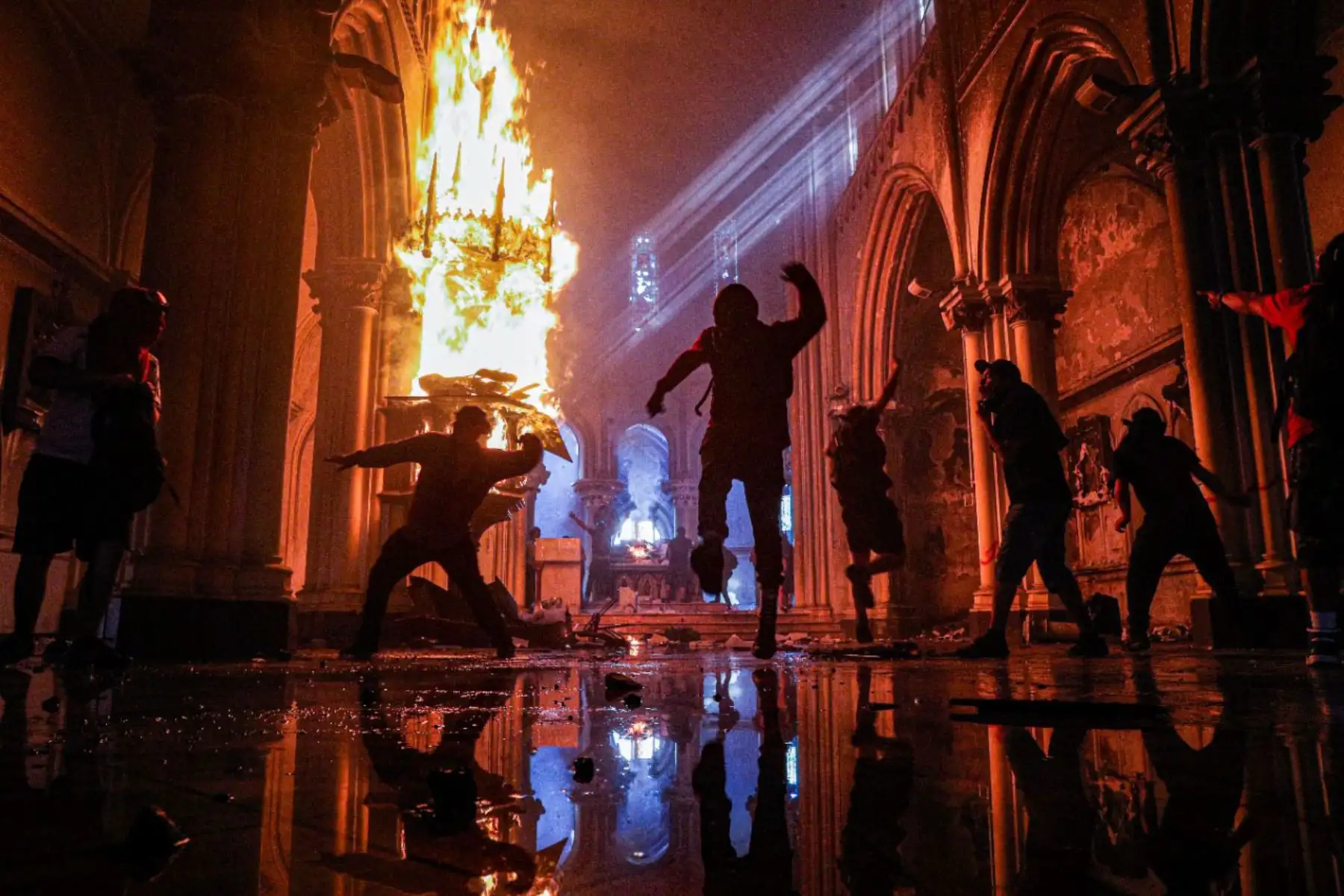2020 Protestantes incendian una Iglesia en Chile.
 Foto Esteban Félix