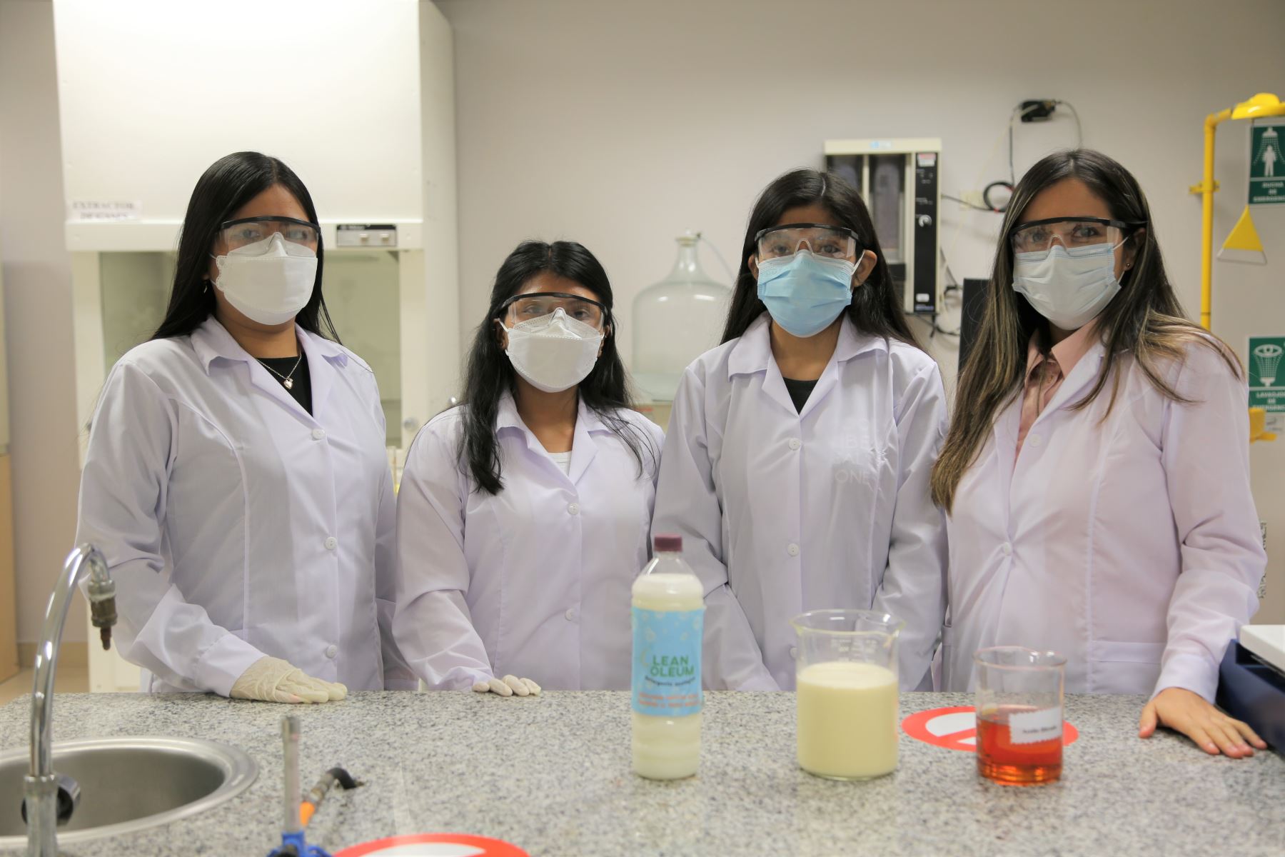 Estudiantes universitarias crean detergente líquido a base de aceite usado