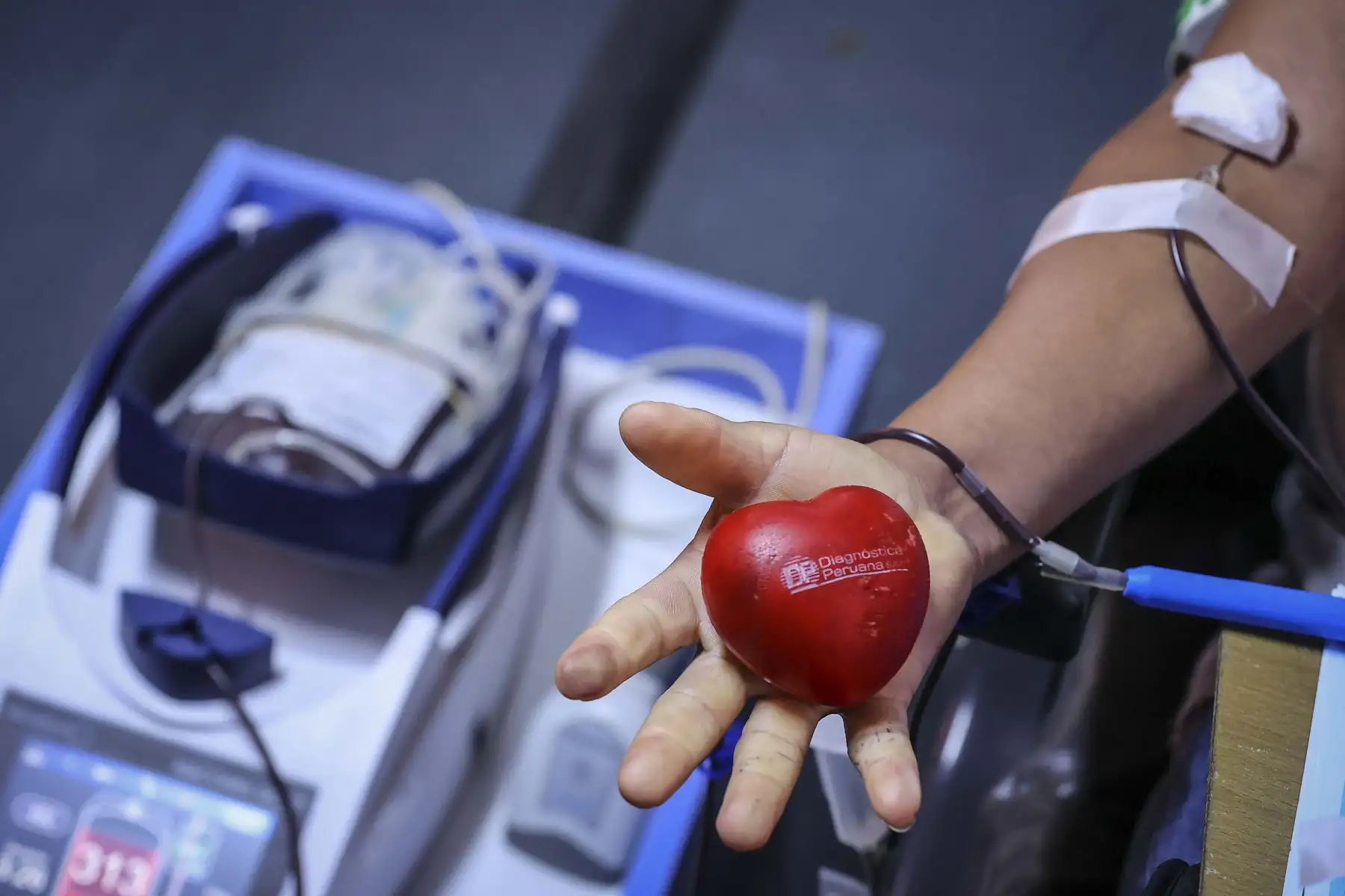 En el Día Mundial del Donante de Sangre, el Hospital de Emergencias Villa El Salvador (Heves) del Ministerio de Salud (Minsa) realiza una campaña de donación voluntaria de sangre en la plaza principal de Barranco, donde se encuentra el “Hemobus” para promover y recibir a todos los donantes voluntarios en el horario de 9:00 a.m. a 2:00 p.m. Foto: ANDINA/Andrés Valle