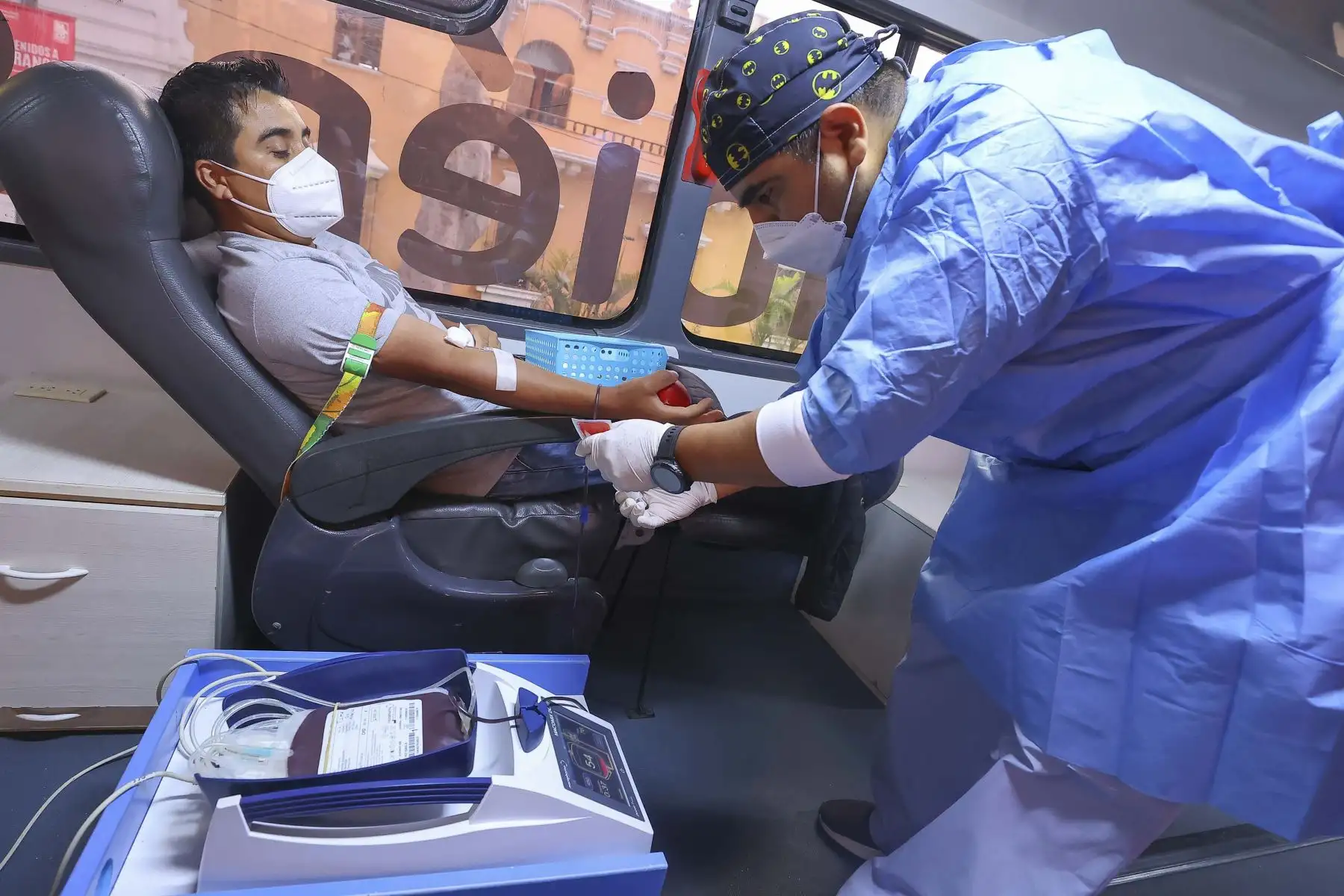 En el Día Mundial del Donante de Sangre, el Hospital de Emergencias Villa El Salvador (Heves) del Ministerio de Salud (Minsa) realiza una campaña de donación voluntaria de sangre en la plaza principal de Barranco, donde se encuentra el “Hemobus” para promover y recibir a todos los donantes voluntarios en el horario de 9:00 a.m. a 2:00 p.m. Foto: ANDINA/Andrés Valle