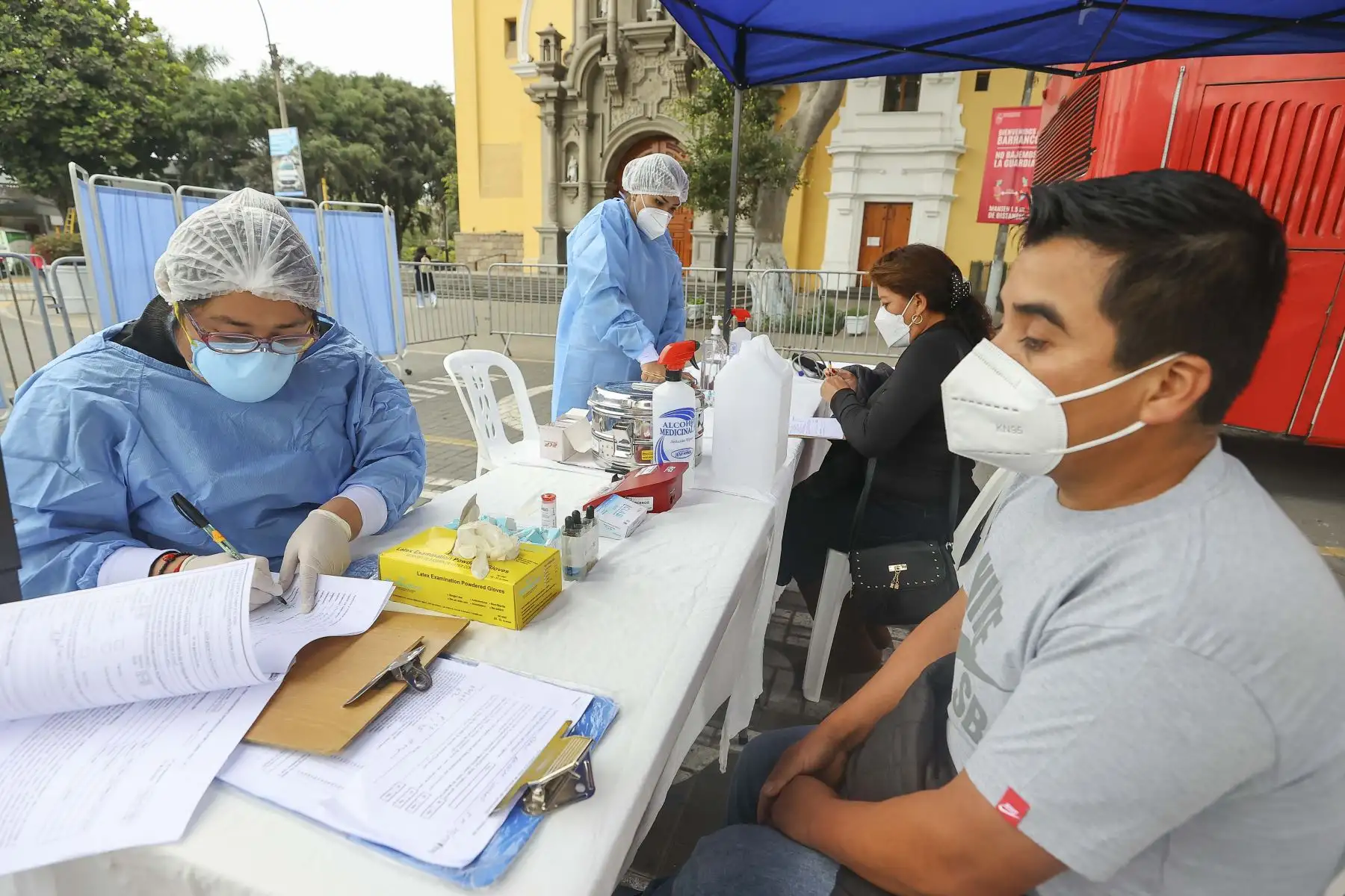 En el Día Mundial del Donante de Sangre, el Hospital de Emergencias Villa El Salvador (Heves) del Ministerio de Salud (Minsa) realiza una campaña de donación voluntaria de sangre en la plaza principal de Barranco, donde se encuentra el “Hemobus” para promover y recibir a todos los donantes voluntarios en el horario de 9:00 a.m. a 2:00 p.m. Foto: ANDINA/Andrés Valle