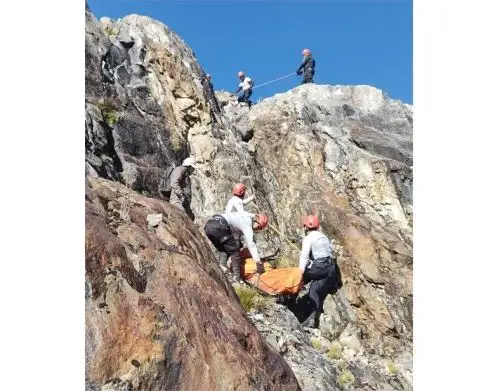 Policía de Alta Montaña recupera los cadáveres de dos montañistas que perdieron la vida cuando intentaban llegar a la cumbre del nevado Huaytapallana, ubicado en la provincia de Huancayo, región Junín. Foto: cortesía Policía Nacional.