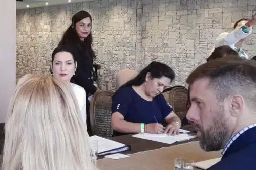 Lilia Paredes se reunió con primera damas de la región.
