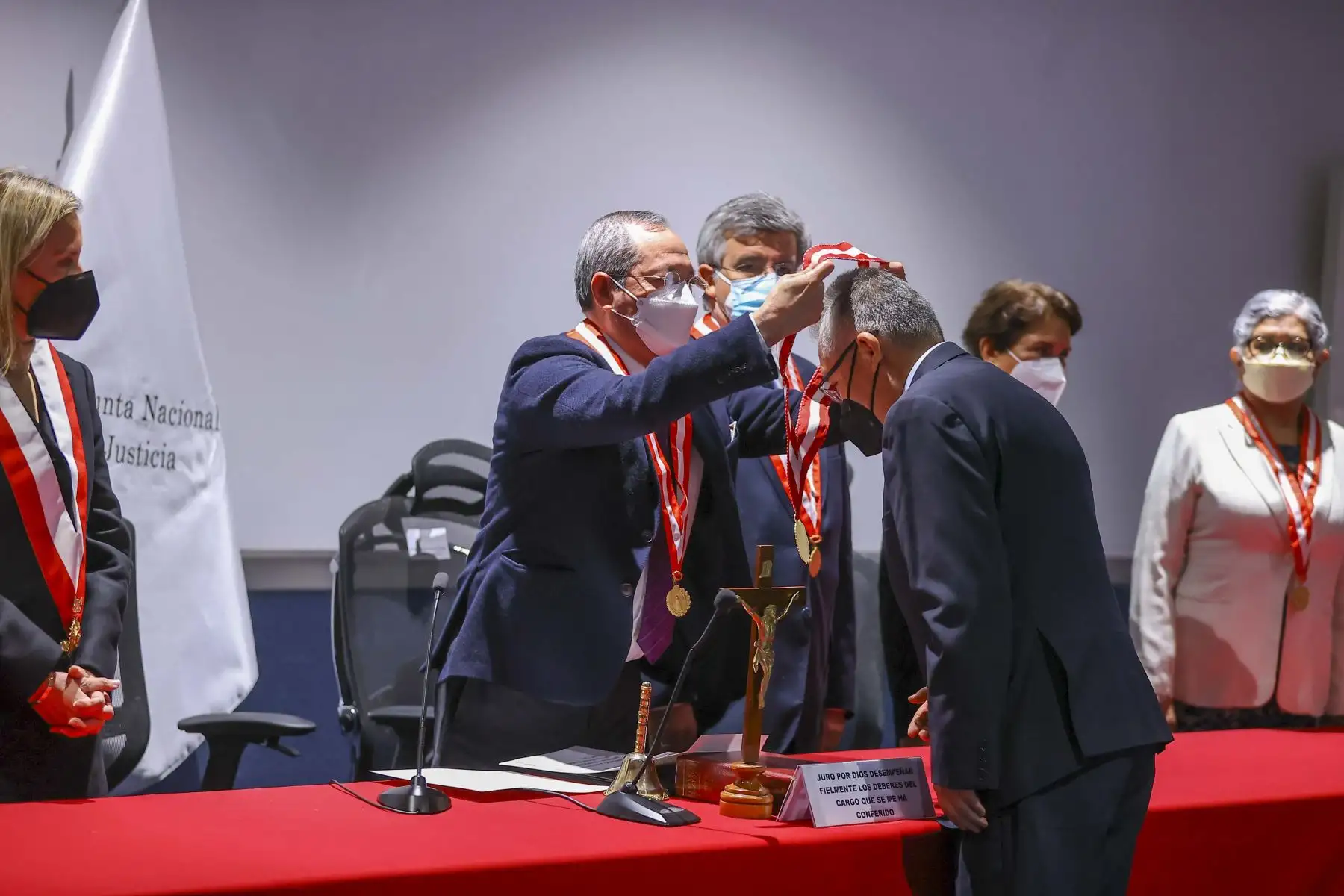 Ceremonia de proclamación y juramentación de los señores Fiscales Supremos, Liz Patricia benavides Vargas y Juan Carlos Villena.  Se llevó a cabo en el auditorio de la Junta Nacional de Justicia, con la presencia de la Presidenta del Poder Judicial, Elvia Barrios, la presidenta del Congreso, Maricamen Alva y el presidente de la JNJ, José Ávila. Foto: ANDINA/Andrés Valle