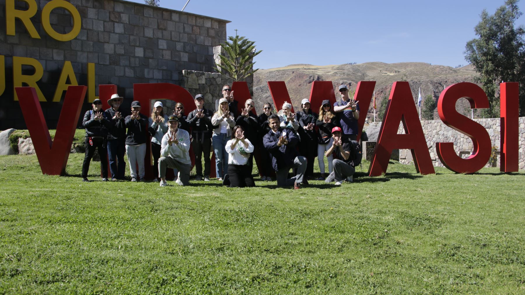 Cusco:ciudadela infantil Vidawasi recibe a grupo internacional de turismo filantrópico