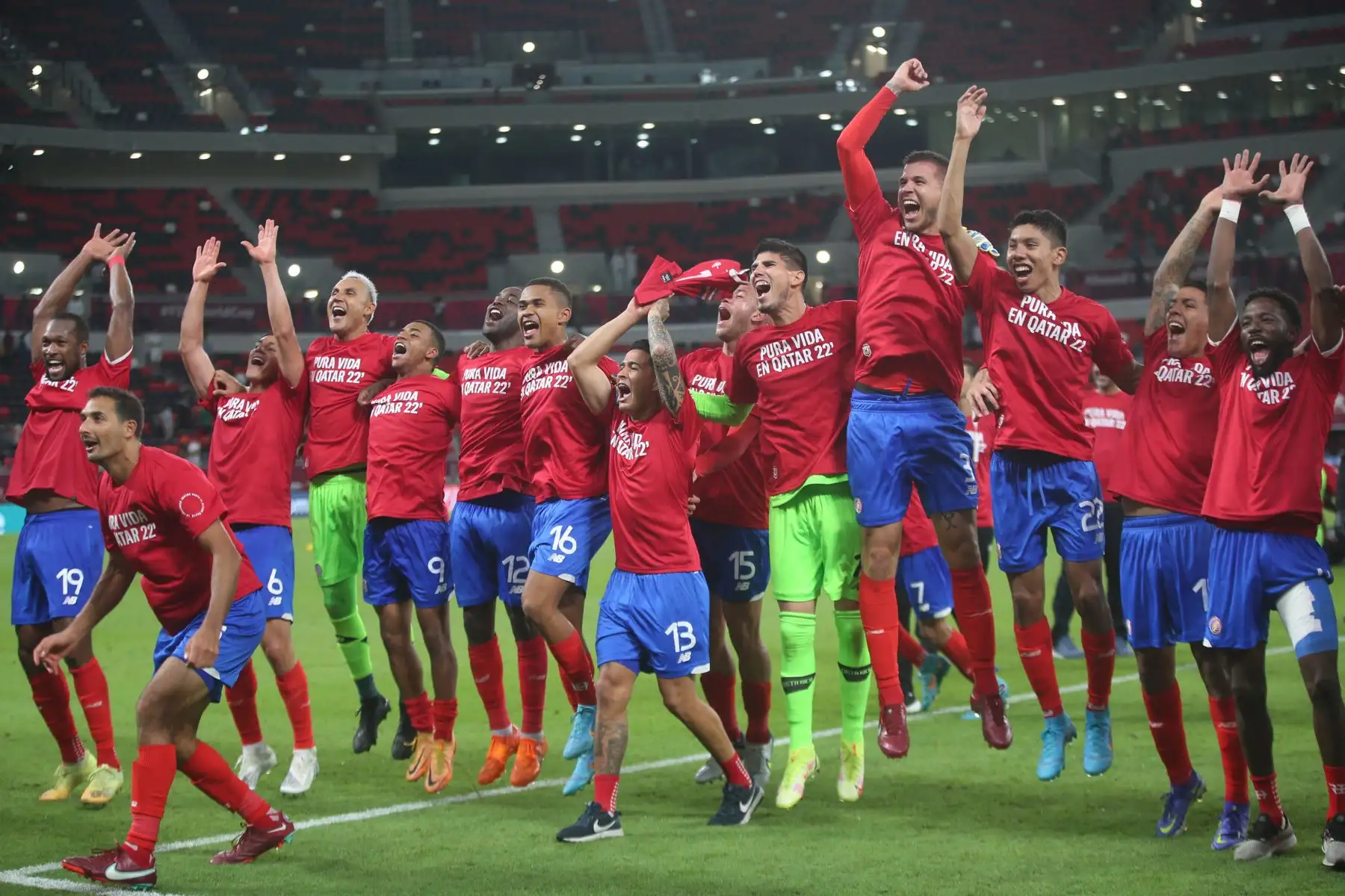 Los jugadores de Costa Rica celebran su victoria en el partido de play-offs entre confederaciones de la Copa Mundial de la FIFA 2022 entre Costa Rica y Nueva Zelanda.
Foto: AFP