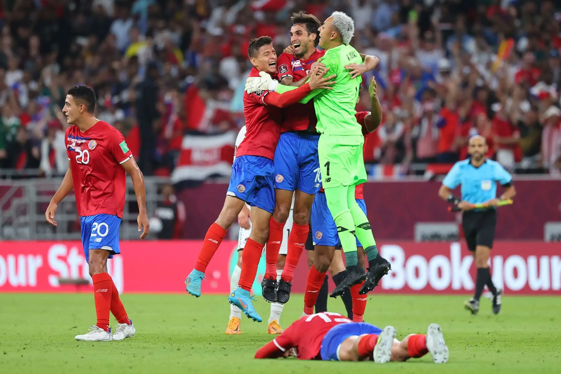 Los jugadores de Costa Rica celebran su victoria en el partido de play-offs entre confederaciones de la Copa Mundial de la FIFA 2022 entre Costa Rica y Nueva Zelanda.
Foto: AFP
