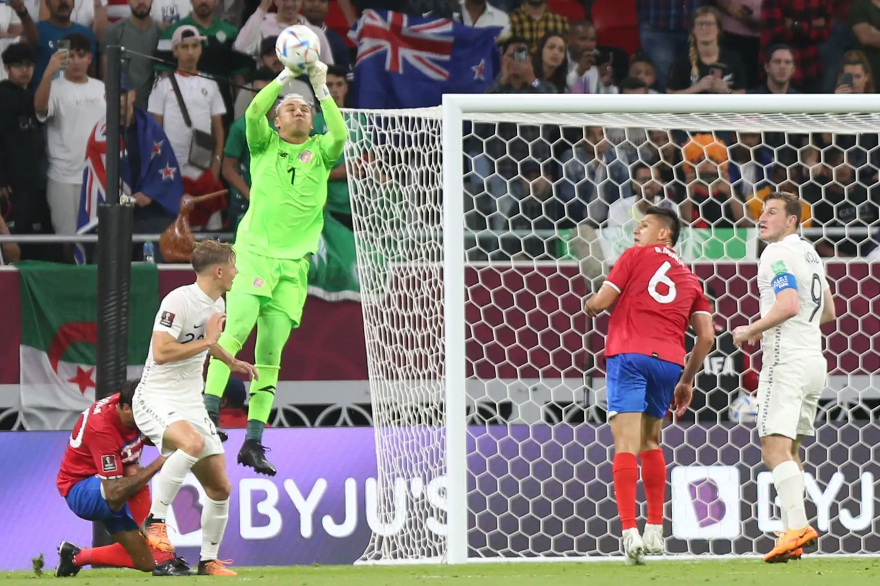 El arquero de Costa Rica, Keylor Navas , despeja el balón con un puñetazo durante el partido de play-offs entre confederaciones de la Copa Mundial de la FIFA 2022 entre Costa Rica y Nueva Zelanda.
Foto: AFP