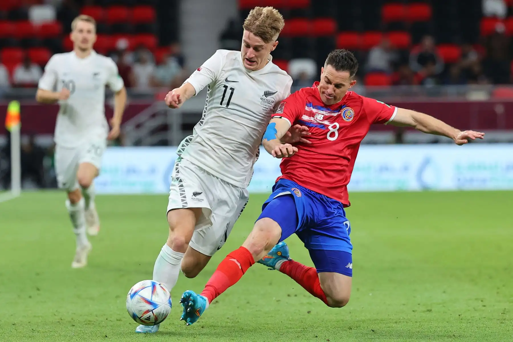 El defensor de Costa Rica Bryan Oviedo  aborda al delantero de Nueva Zelanda Alex Greive durante el partido de play-offs entre confederaciones de la Copa Mundial de la FIFA 2022 entre Costa Rica y Nueva Zelanda.
Foto: AFP