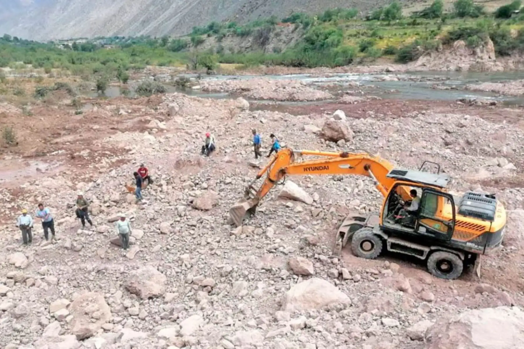 En la vía Magdalena-Yauyos, financiada por la ARCC y ejecutada por la municipalidad provincial de Yauyos, habrá un deductivo de 5 millones de soles. Foto: ANDINA/Difusión